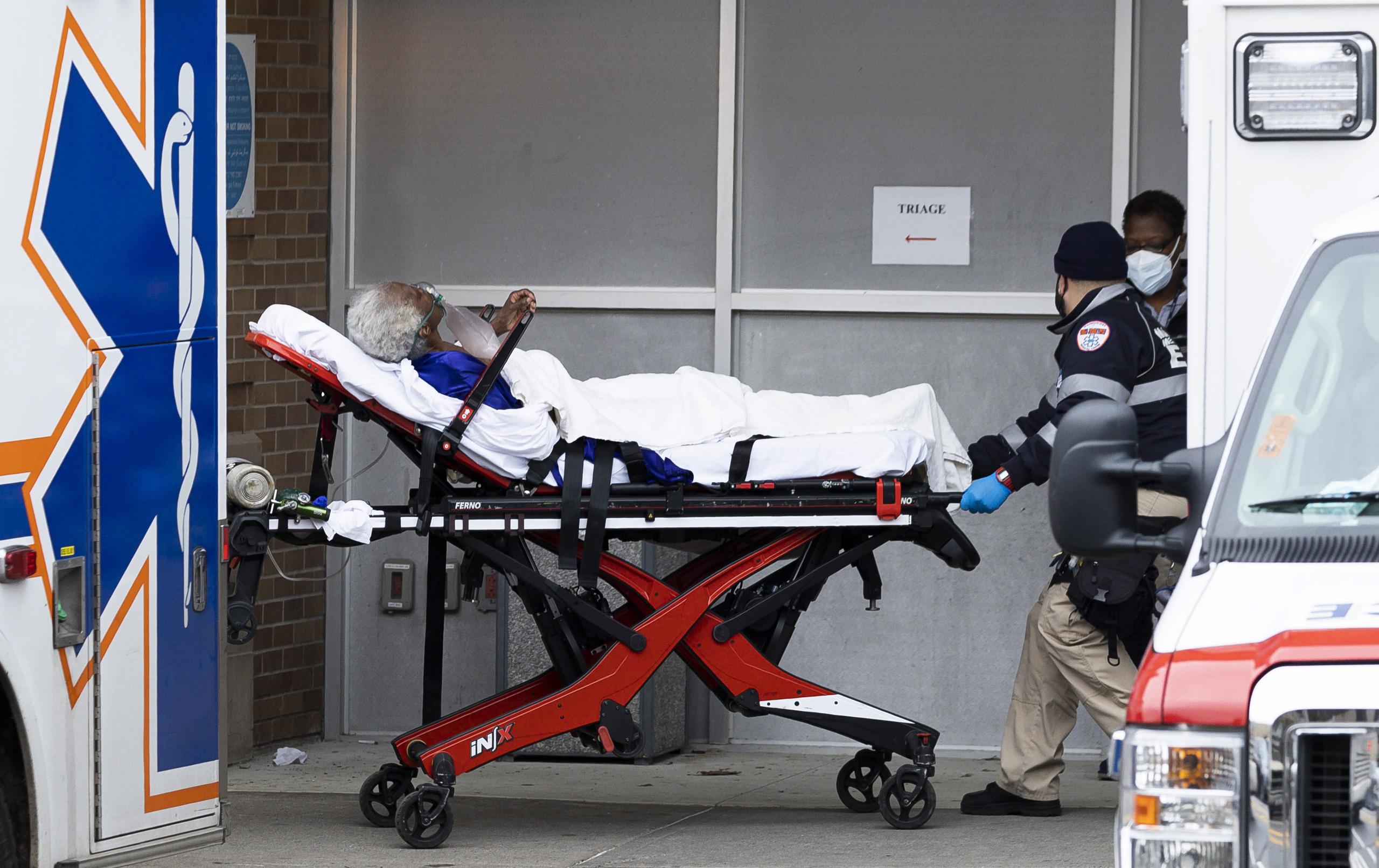 Paramédicos llevan a un paciente a la sala de emergencias del Maimonides Medical Center en Brooklyn, Nueva York.