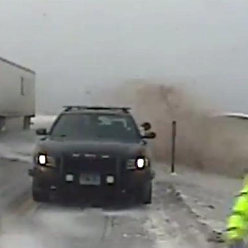 Policía esquiva milagrosamente impacto de carro en la nieve