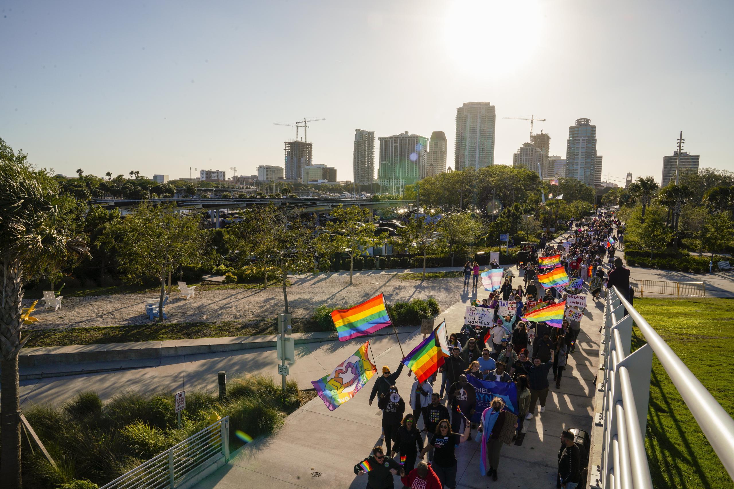 Manifestantes se dirigen hacia St. Pete Pier en St. Petersburg, Florida, el sábado 12 de marzo de 2022 durante una marcha para protestar contra el controvertido proyecto de ley "No digas gay". (Martha Asencio-Rhine/Tampa Bay Times vía AP)