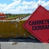 Cierran carretera en Peñuelas por una piedra que amenaza con deslizarse 
