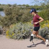 Con prótesis, mujer corre 102 maratones en 102 días 