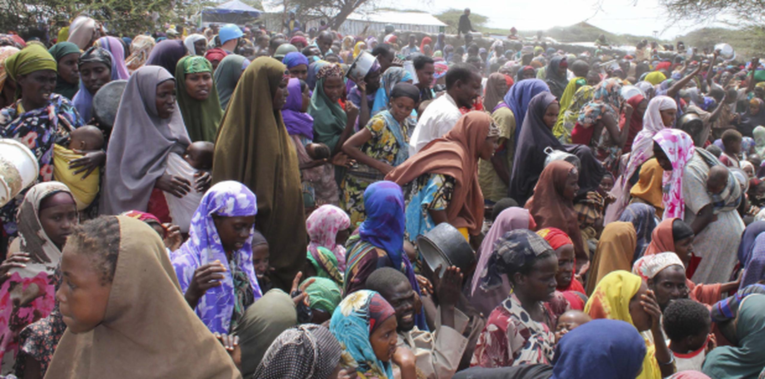 Los centros que acogen a refugiados y desplazados en Somalia se han visto inundado por personas que huyen de la hambruna y los conflictos bélicos. (EFE/ABUKAR ALBADRI)