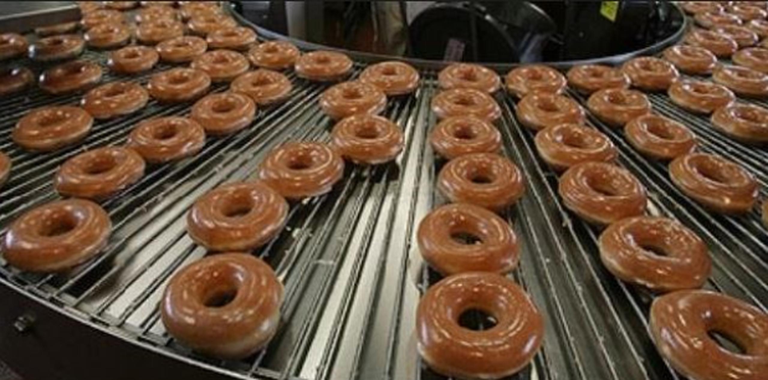 Krispy Kreme fue fundada en 1937 y cuenta en la actualidad con un total de 1,100 establecimientos repartidos por más de 26 países en todo el mundo. (Archivo)