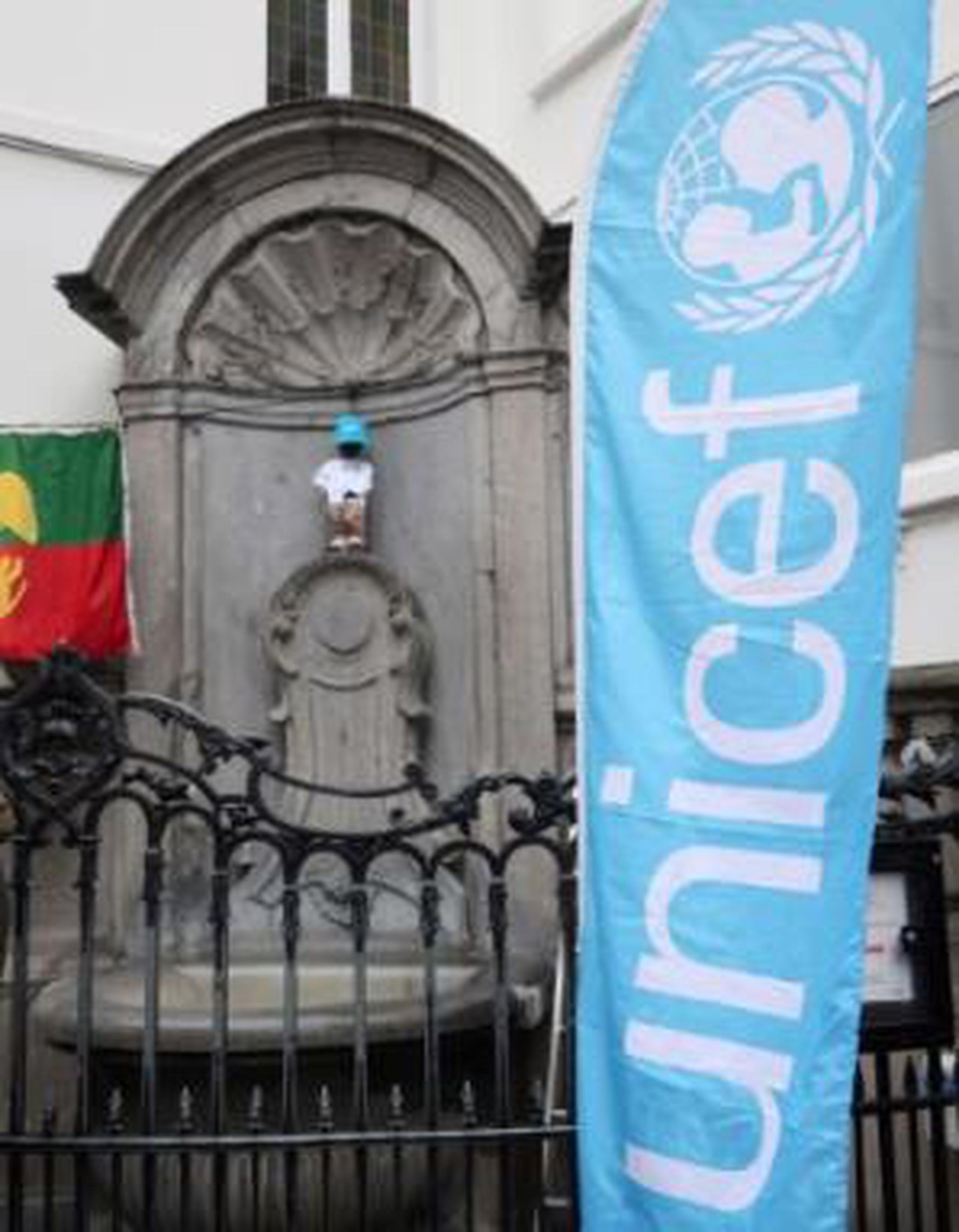 La Unicef en la estatua Manneken Pis en Bruselas. (Archivo)