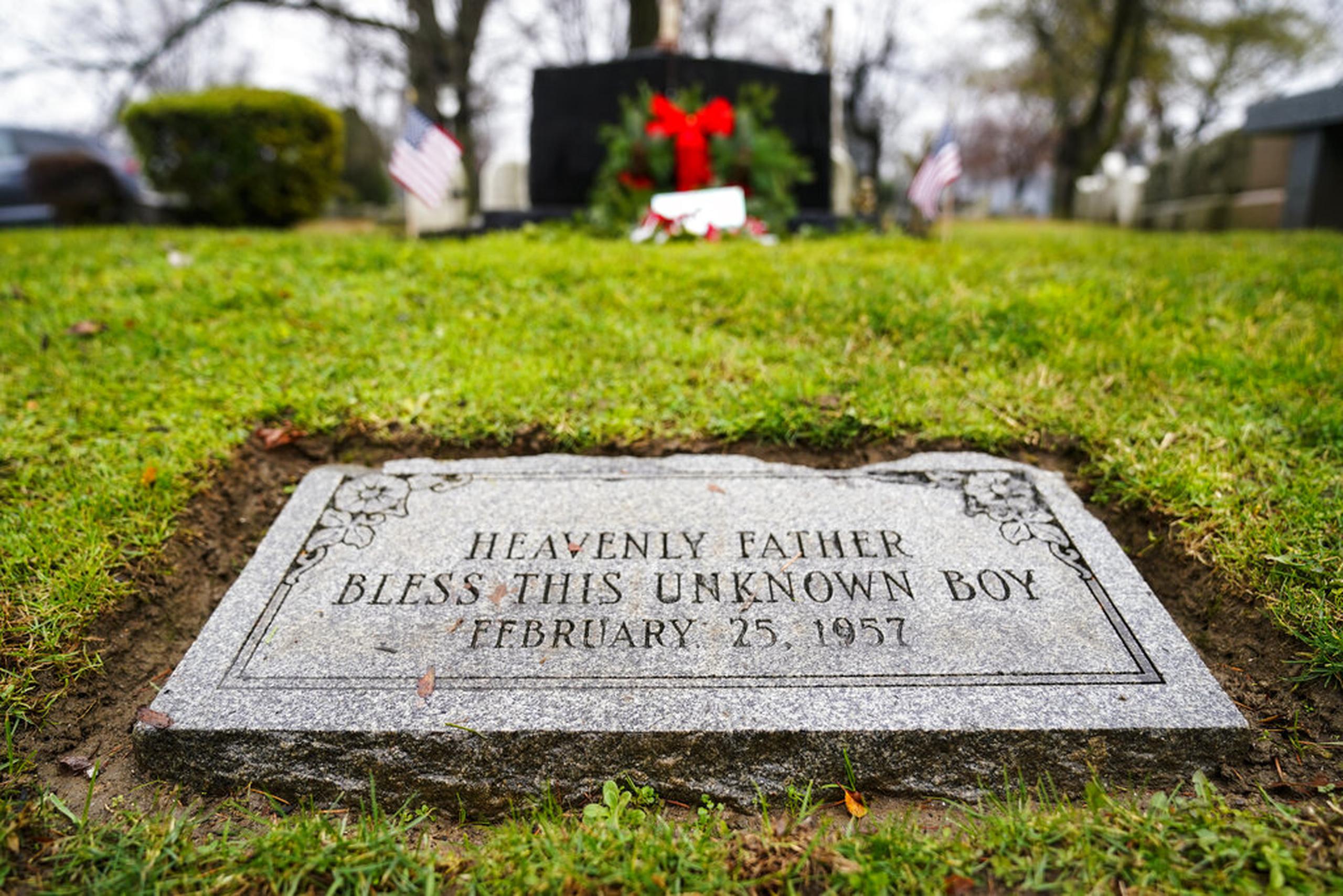 Originalmente enterrado en una tumba para indigentes, los restos del niño ahora yacen a la entrada del cementerio de Ivy Hill debajo de un cerezo llorón y una lápida lo designa como “El Niño Desconocido de Estados Unidos”.