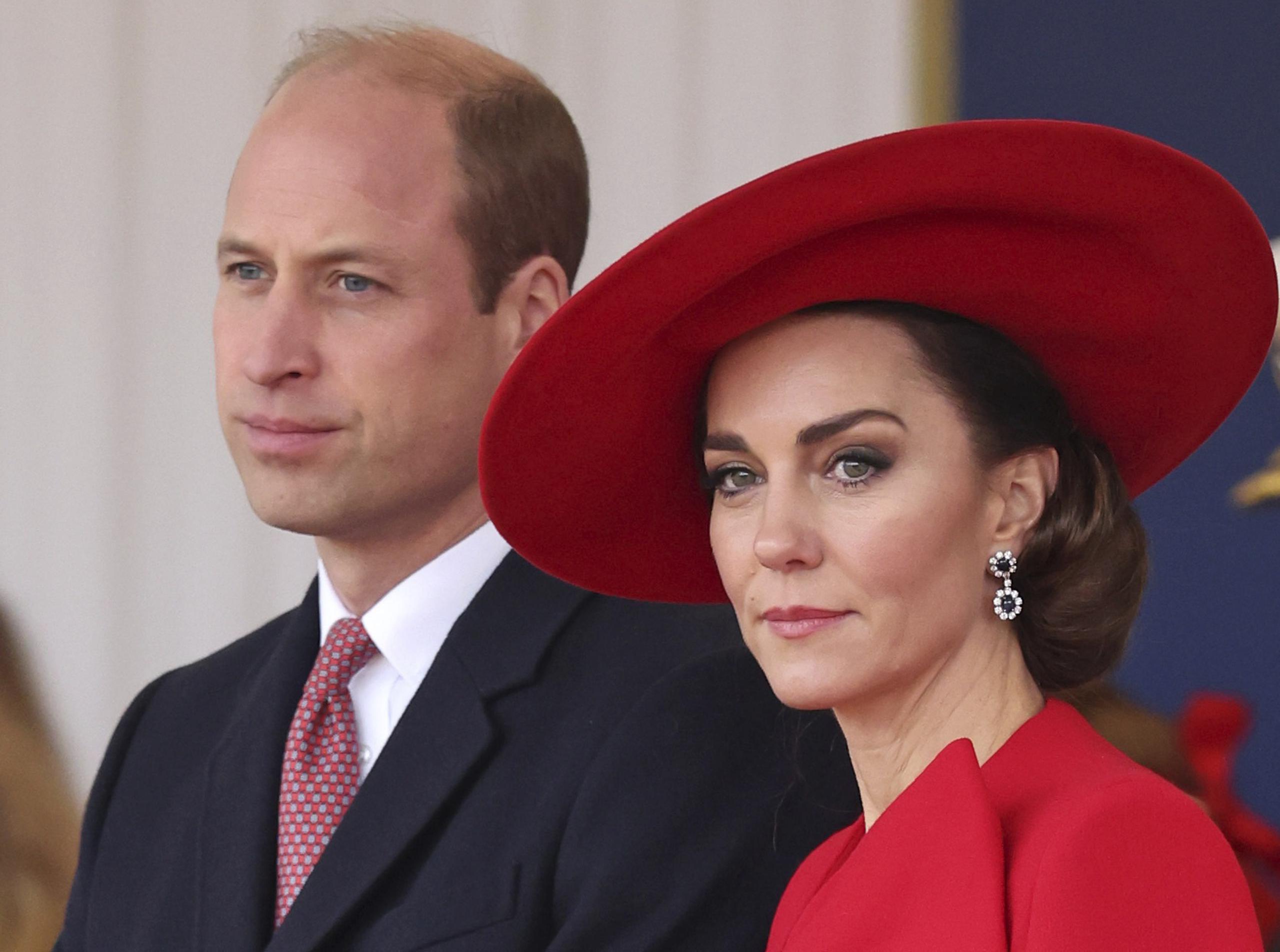Kate, en la foto junto al heredero, el príncipe William, había estado fuera de la vista, lo que dio lugar a semanas de especulaciones y chismes. 