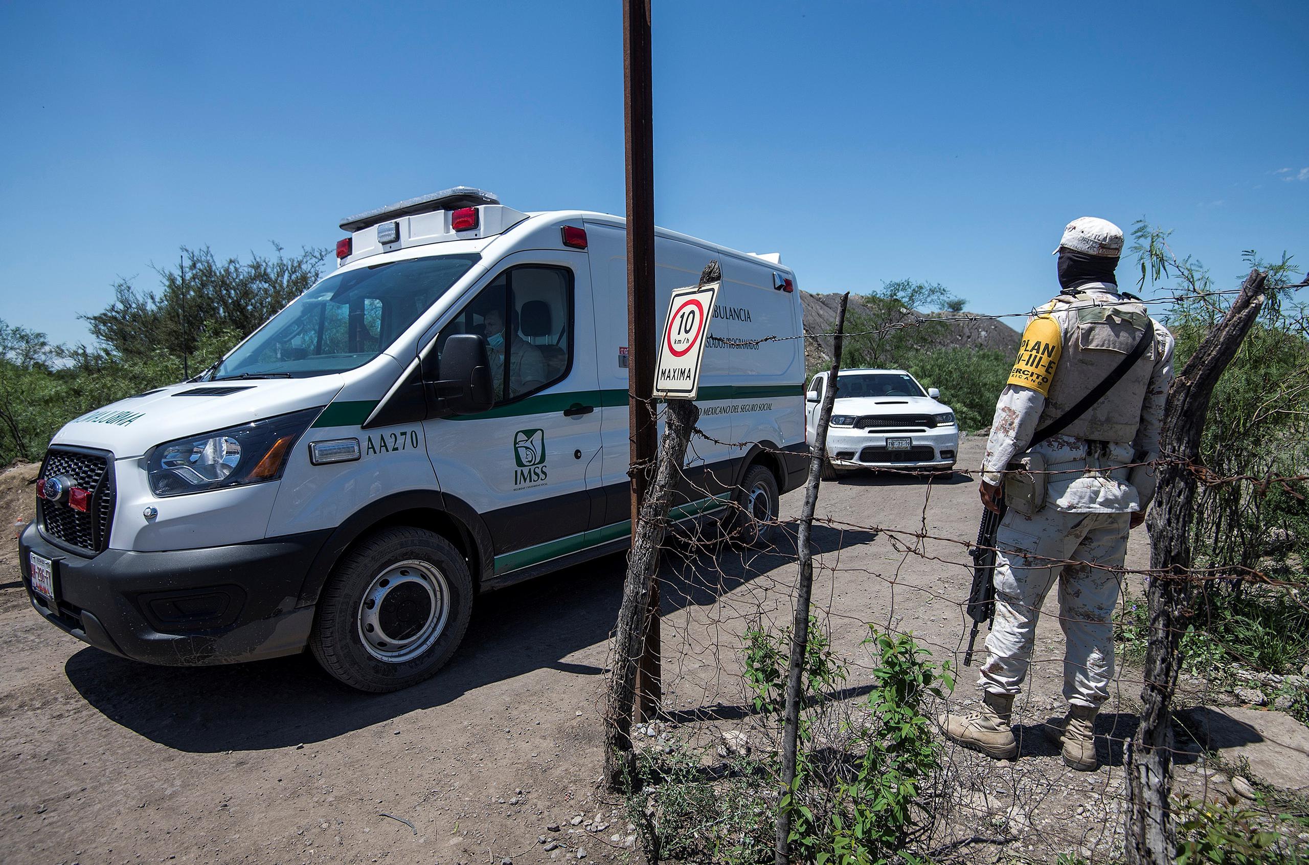 Vista de una ambulancia mientras llega a la mina en que ocurrió un derrumbe, el 6 de junio de 2021 en el municipio de Múzquiz, estado de Coahuila (México). EFE/Miguel Sierra

