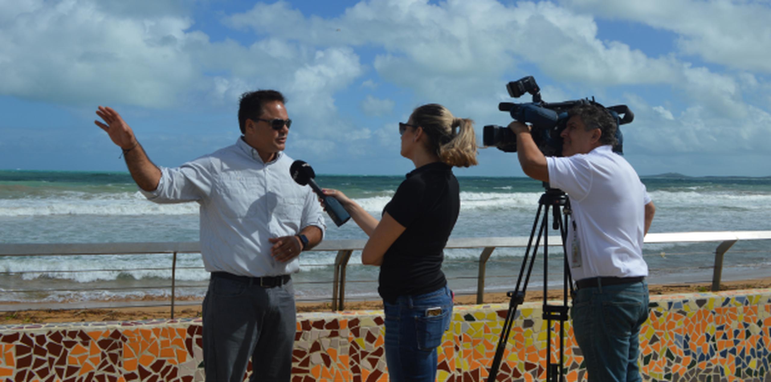 El alcalde Jesús Márquez Rodríguez explica los detalles del plan de emergencias de Luquillo para enfrentar las marejadas. (Suministrada)