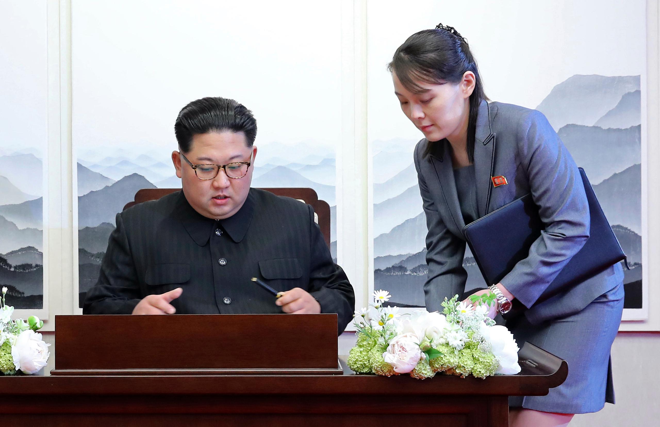 El líder norcoreano Kim Jong Un firma un libro de huéspedes en la Casa de la Paz en la aldea fronteriza de Panmunjom en la Zona Desmilitarizada. A su lado, su hermana  Kim Yo Jong
