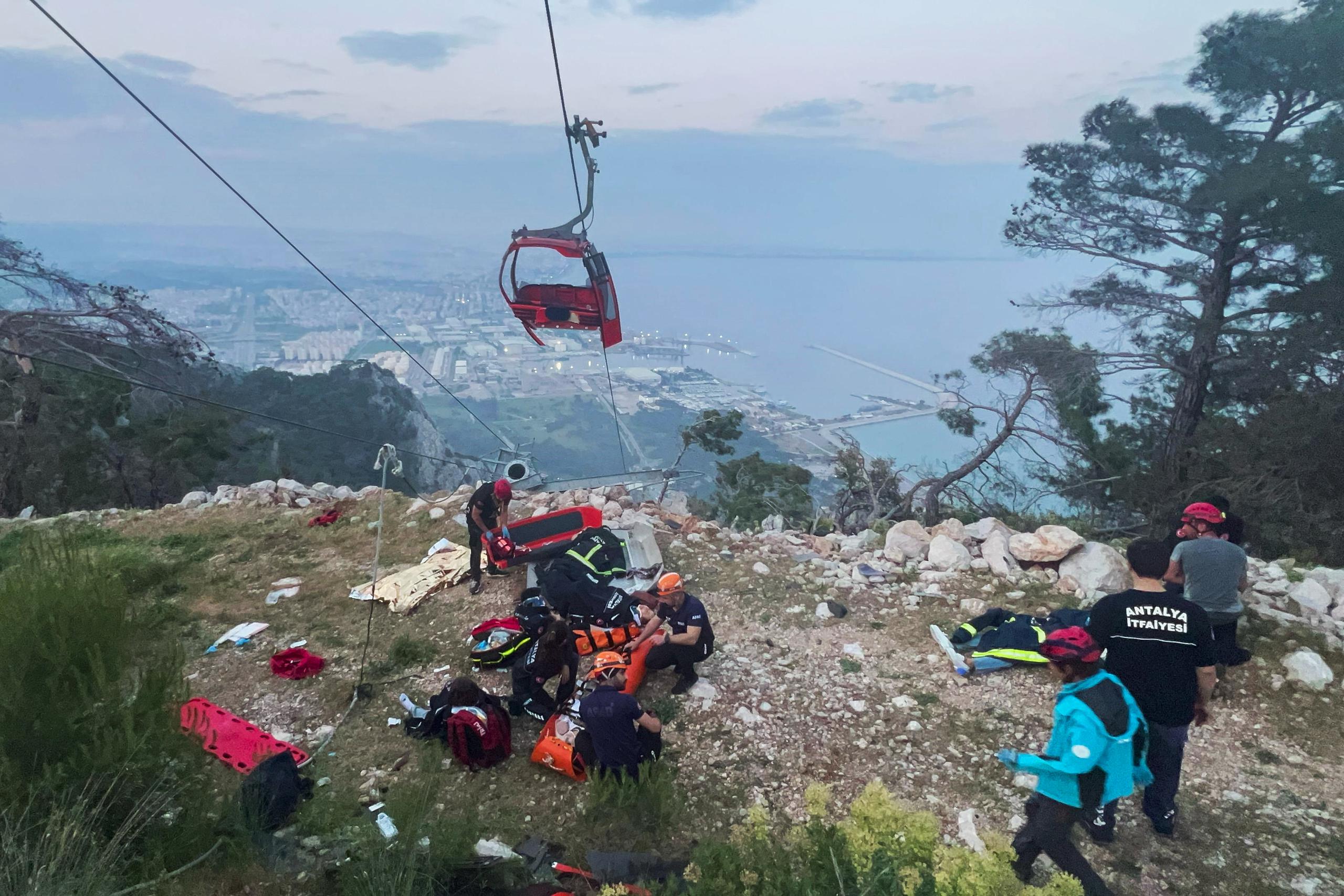 Equipos de rescatistas trabajan con los pasajeros de un teleférico varado a las afueras de Antalya, en el sur de Turquía.