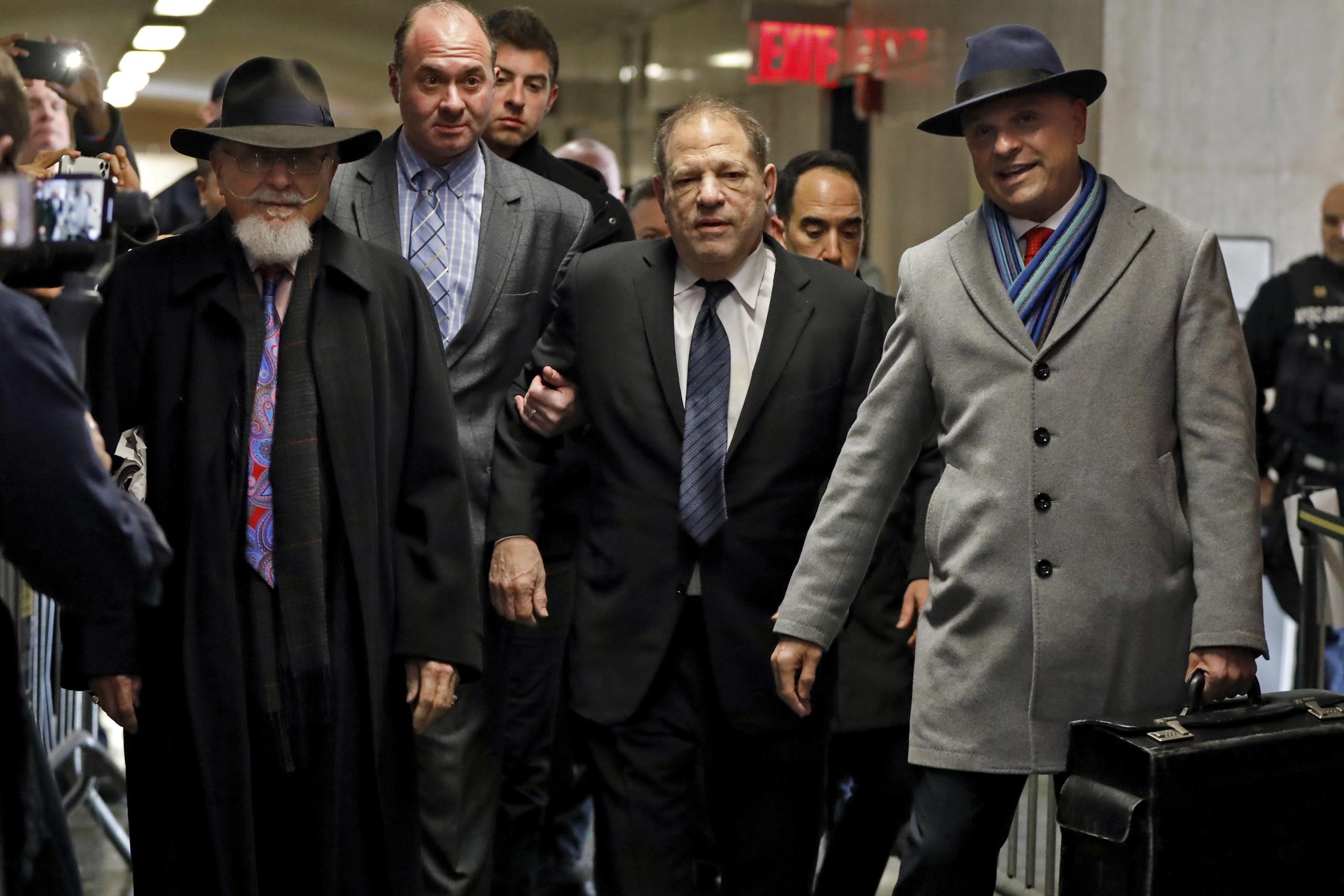Harvey Weinstein, en el centro, llegó hoy acompañado por el abogado Arthur Aidala, a la derecha, y sin ayuda de andador para su juicio en Nueva York por cargos de violación.