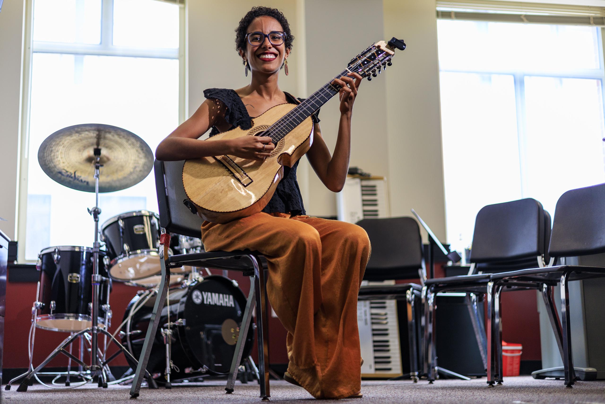 Paralelamente con este proyecto, Fabiola Méndez también participa de otros eventos musicales, como su intervención este domingo en el Festival del Cuatro Puertorriqueño en The Buffalo History Museum en Nueva York.