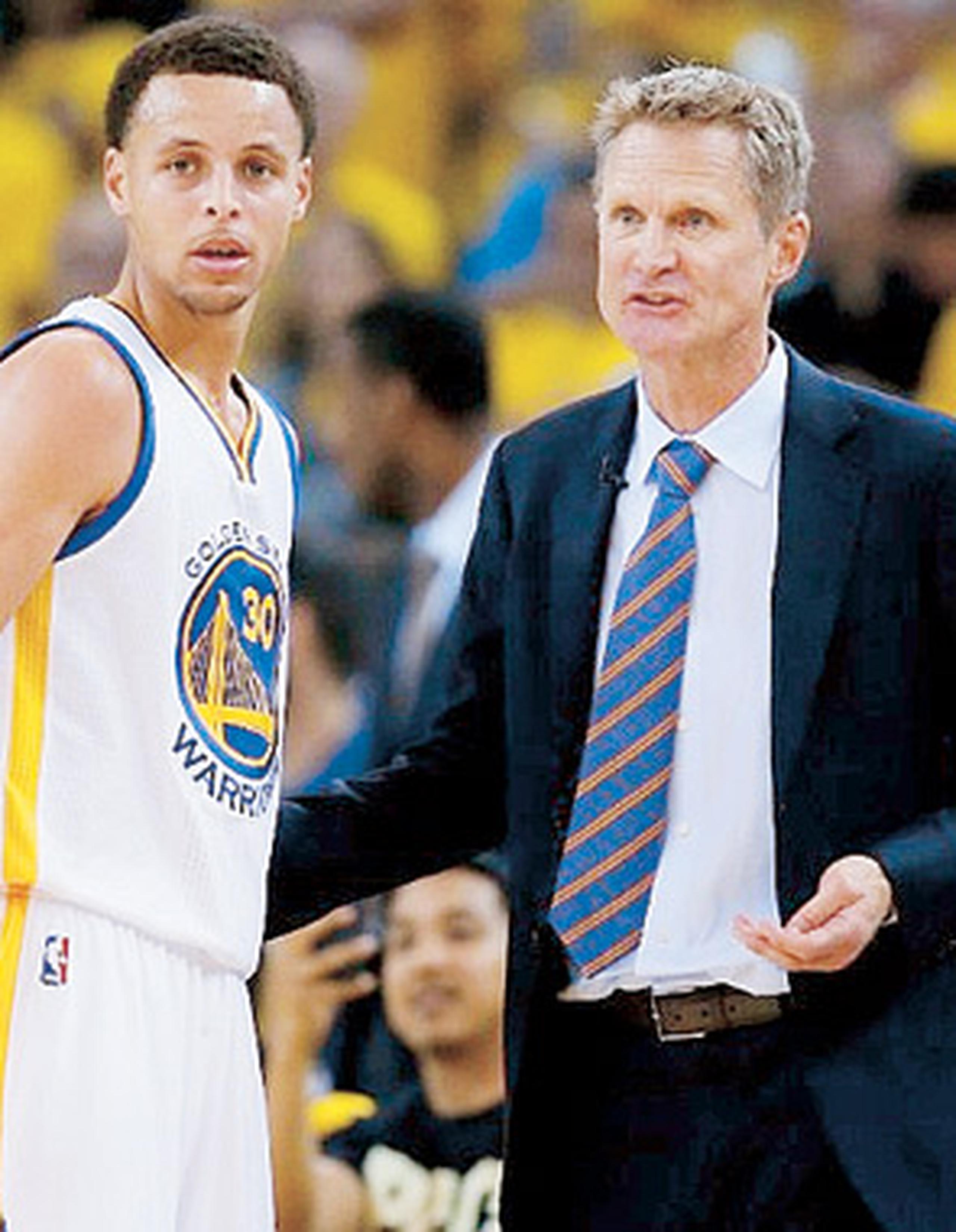 Steve Kerr (derecha), dirigente de Curry en los Warriors de Golden State, aseguró durante una entrevista que su estelar jugador mantiene los pies firmes en el suelo. (Archivo)