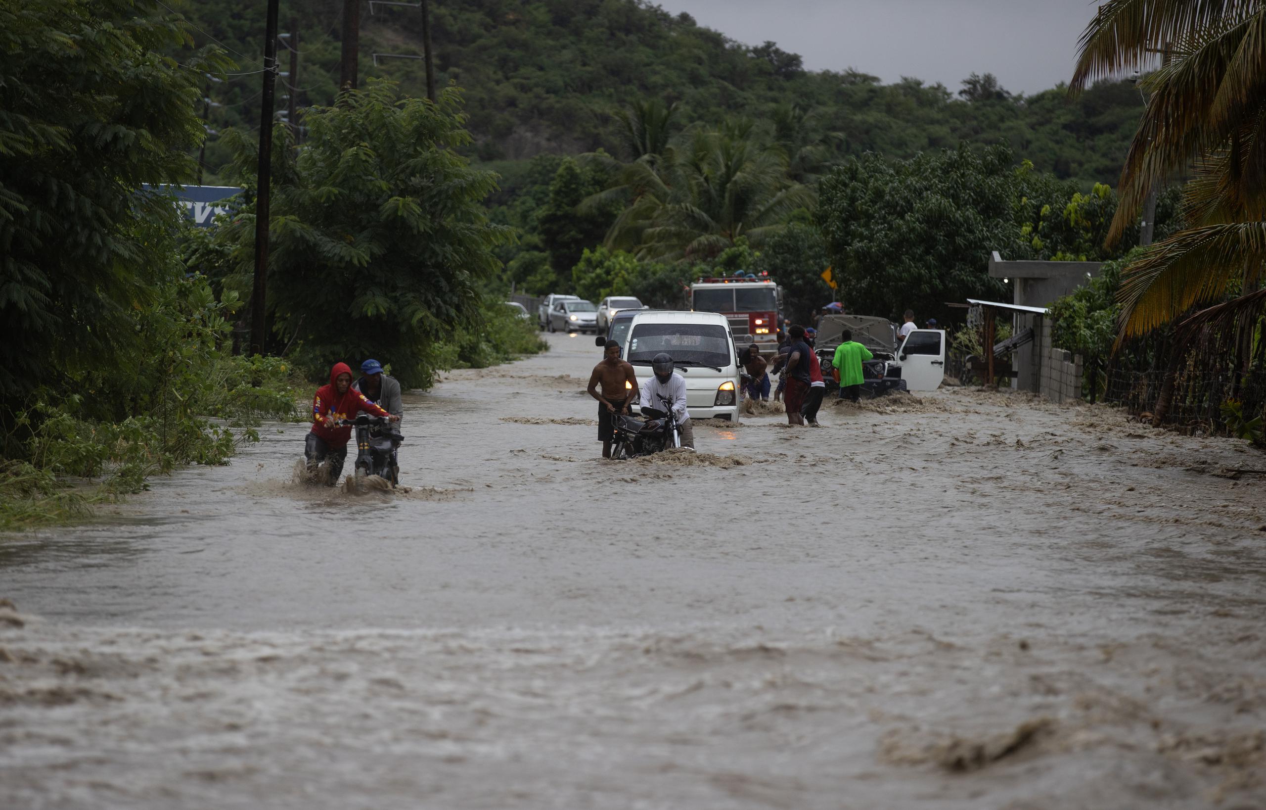 Una de las provincias más afectadas por las precipitaciones es San José de Ocoa, donde colapsó el puente 16 de agosto del municipio de Sabana Larga, dejando una persona desaparecida, informó el Centro de Operaciones de Emergencias (COE).