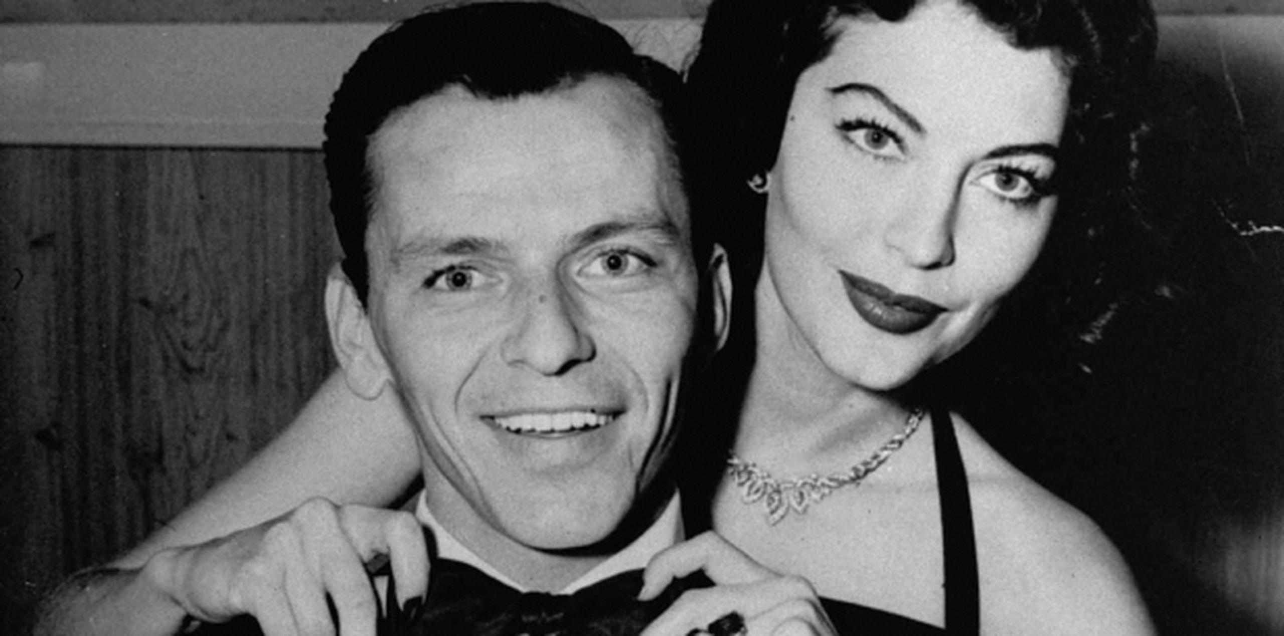 Persiguiendo a la actriz Ava Gardner, en la foto ya convertida en su esposa, Sinatra llegó por primera vez a España, lo que comenzó en una relación tormentosa con el país europeo. (Archivo)