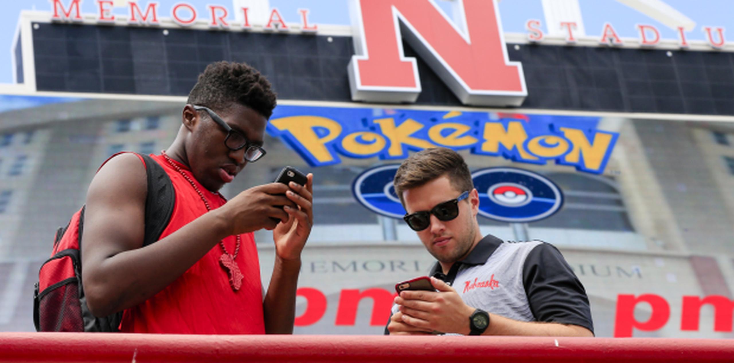 Dos jóvenes participan de un evento de Pokemon Go en Nebraska. (Prensa Asociada)