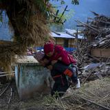 Aldeanos creman los restos de las víctimas del terremoto en Nepal