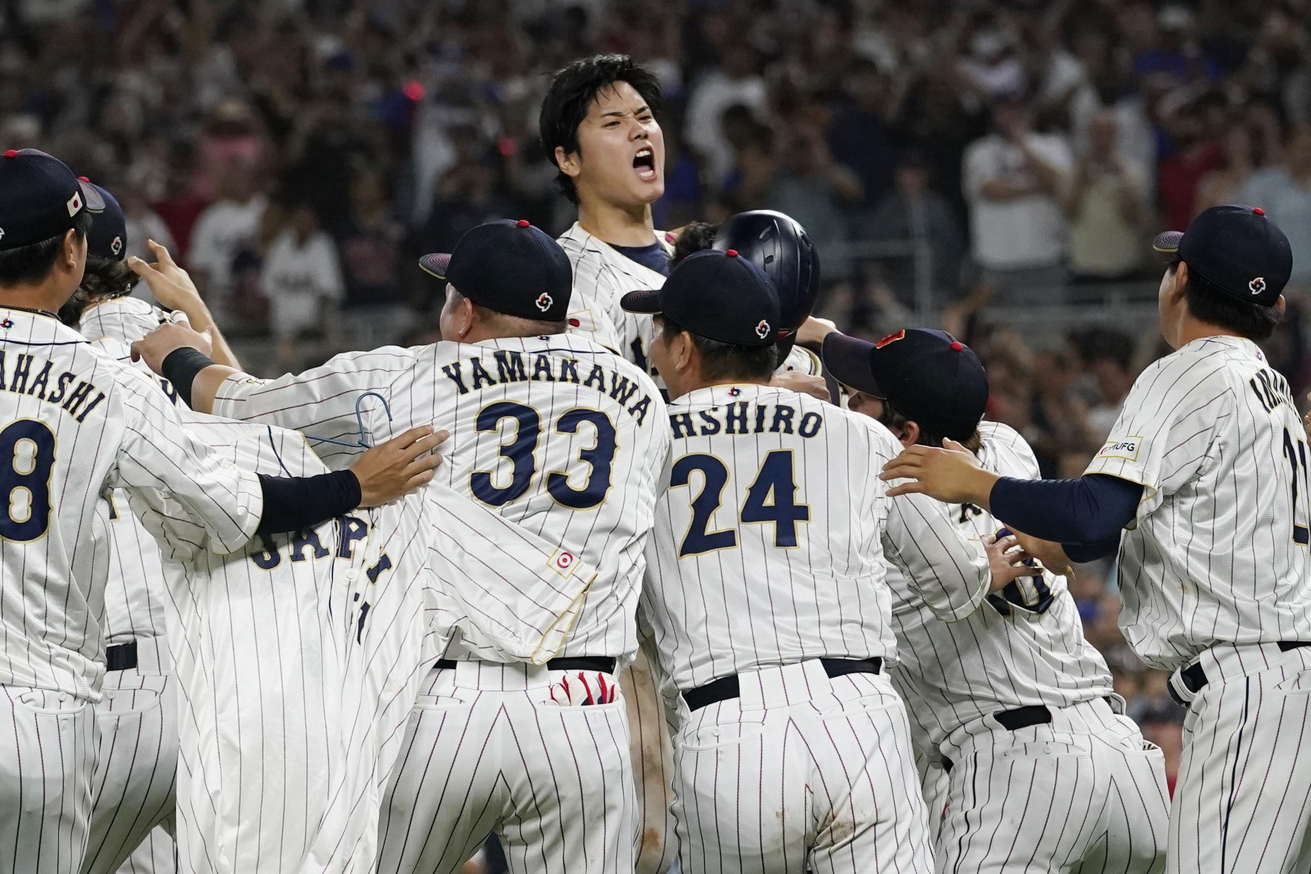 Shohei Ohtani, al centro de frente, celebra junto a sus compañeros después de derrotar a Estados Unidos en el partido final del Clásico Mundial de Béisbol.