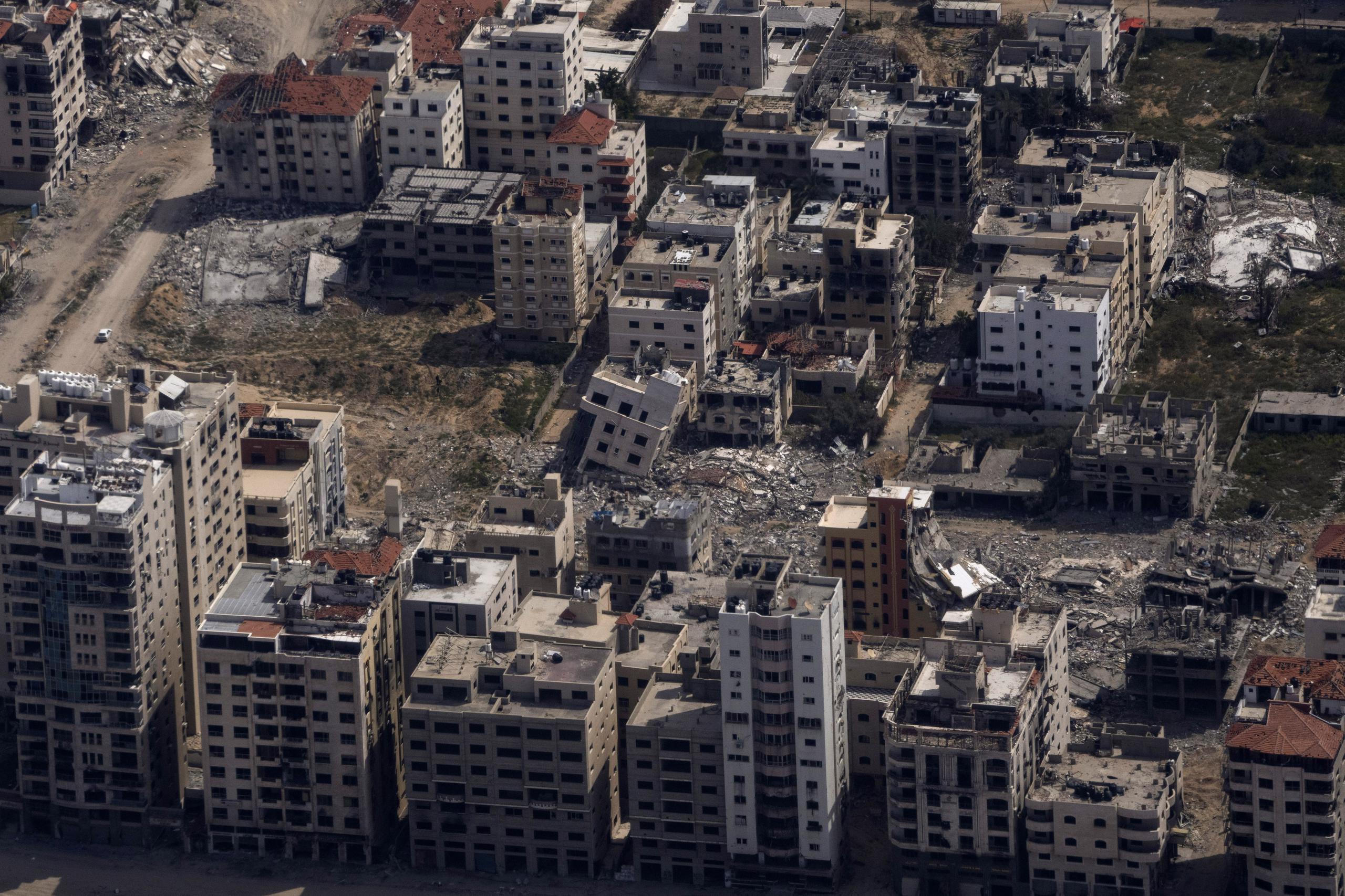 Edificios destruidos desde la ventana de un avión de la Fuerza Aérea de Estados Unidos que sobrevuela la Franja de Gaza, el jueves 14 de marzo de 2024. (Foto AP/Leo Correa)