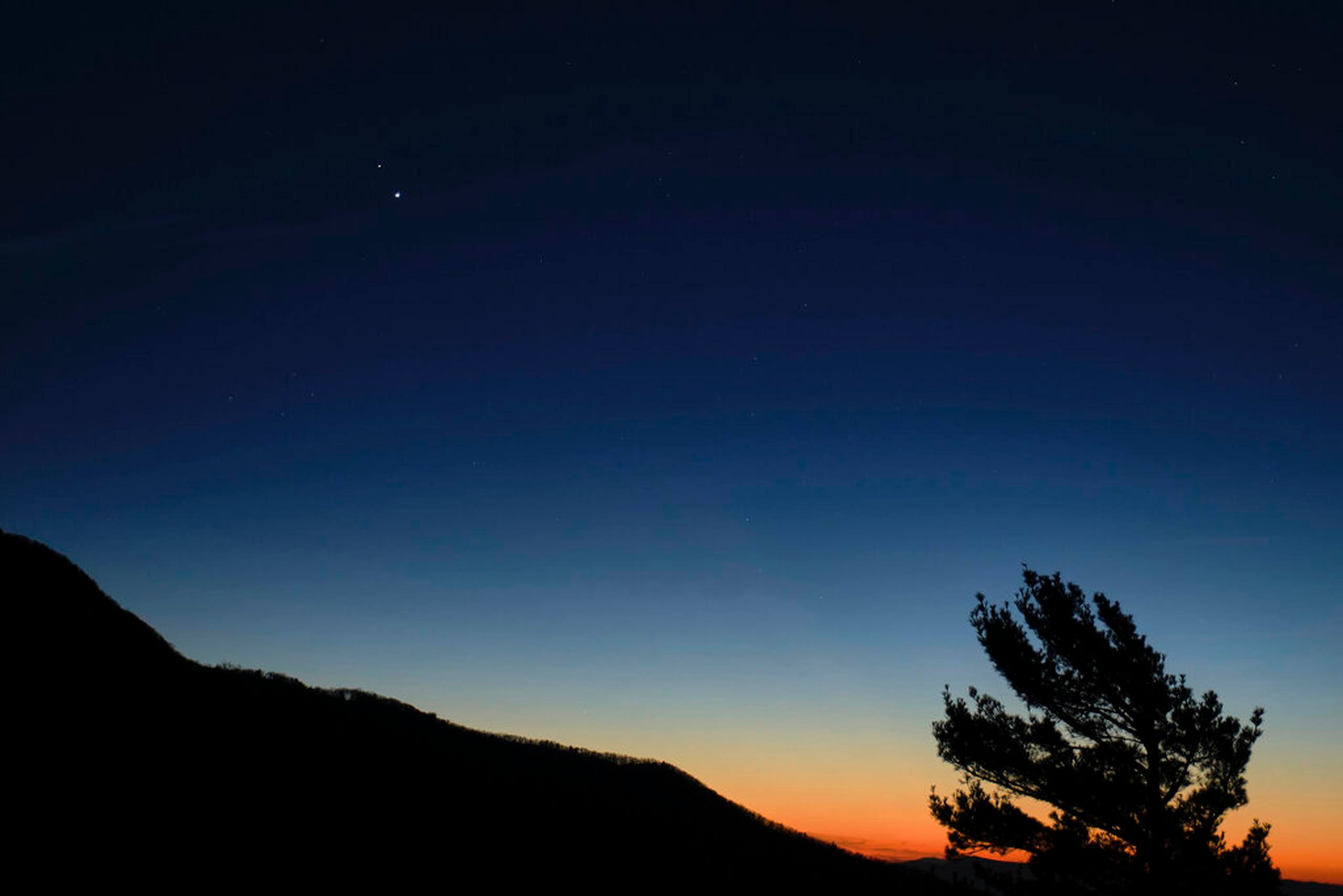 En esta foto del pasado 13 de diciembre distribuida por la NASA, se ven Saturno, arriba, y Júpiter después del atardecer en en el parque nacional Shenandoah en Luray, Virginia.