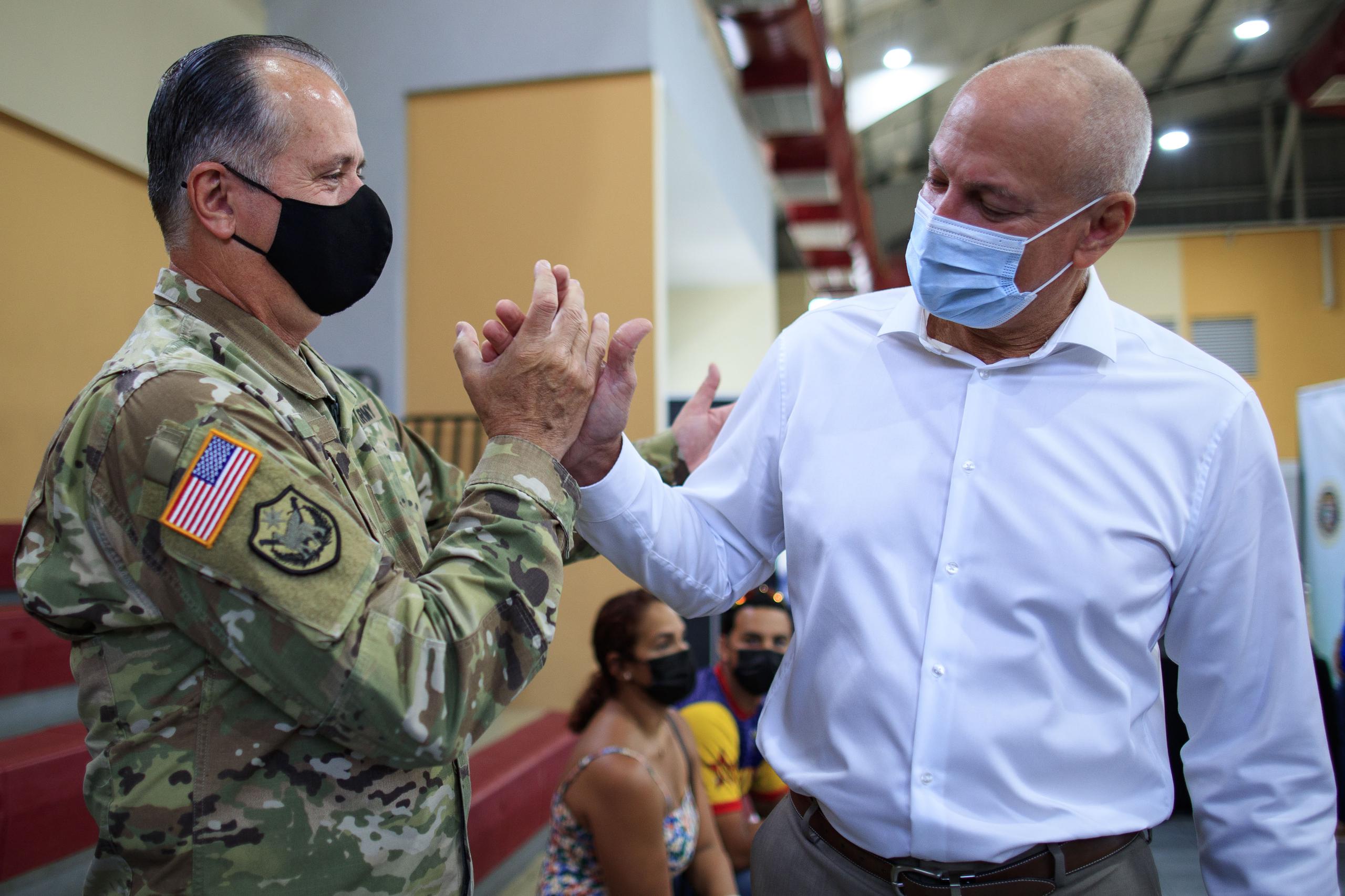 Ray Quiñones (derecha), aquí con el ayudante general de la Guardia Nacional, José Reyes, espera ser confirmado.