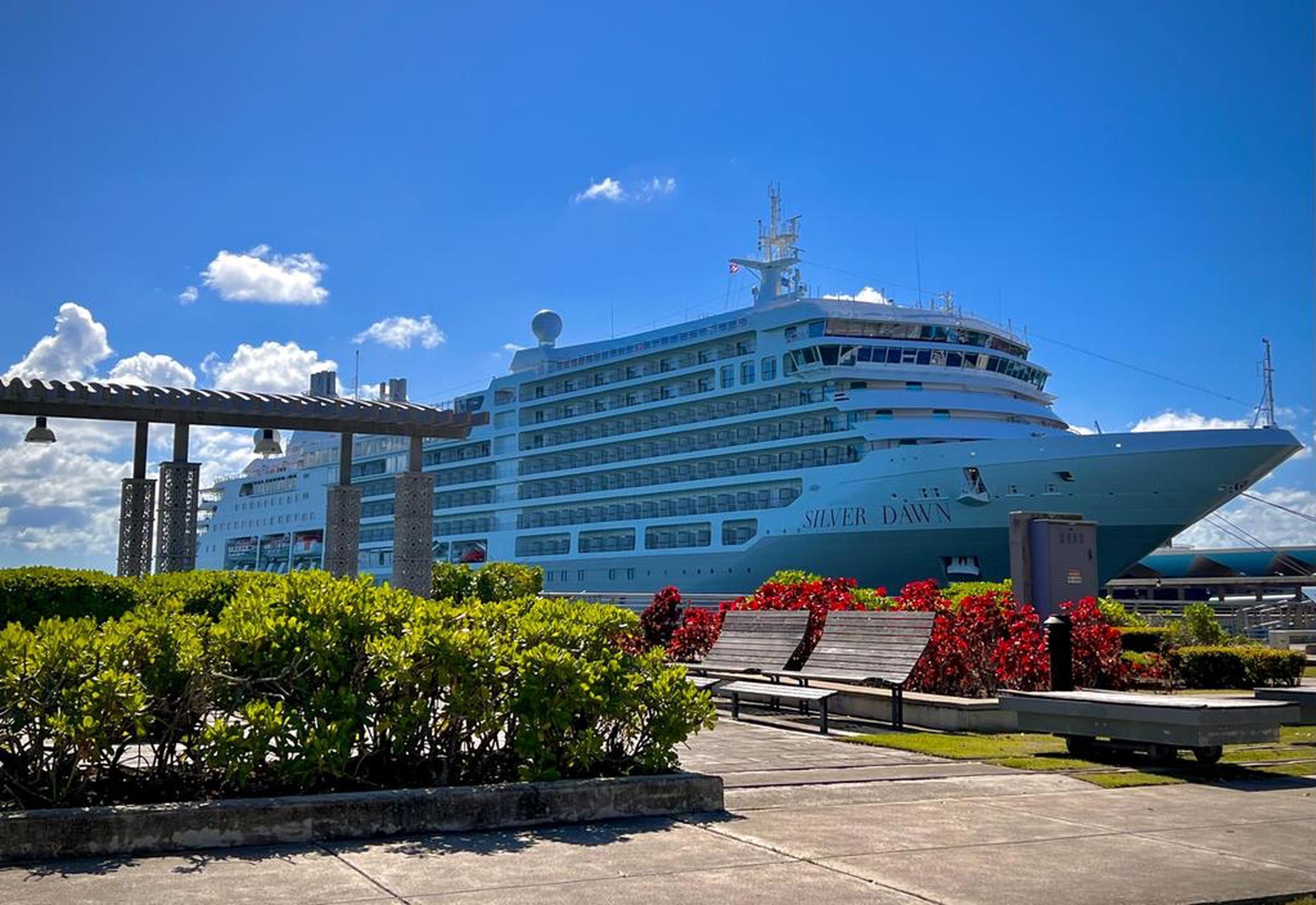 Fotografía del crucero Silver Dawn de Silversea Cruises, que ofrece opciones gastronomía gourmet, entretenimiento en vivo, casino y spa.