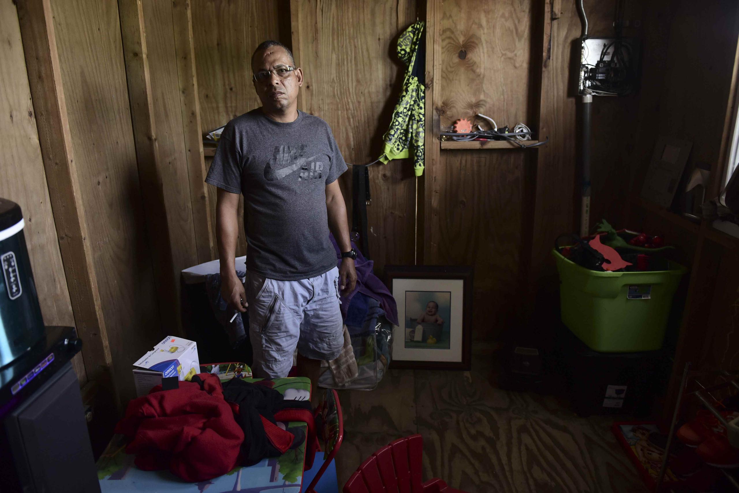 Gabriel Figueroa dentro de una de las habitaciones en la casa que tiene arrendada, que sufrió daños al paso del huracán María, en la barriada Figueroa en San Juan. (AP / Carlos Giusti)