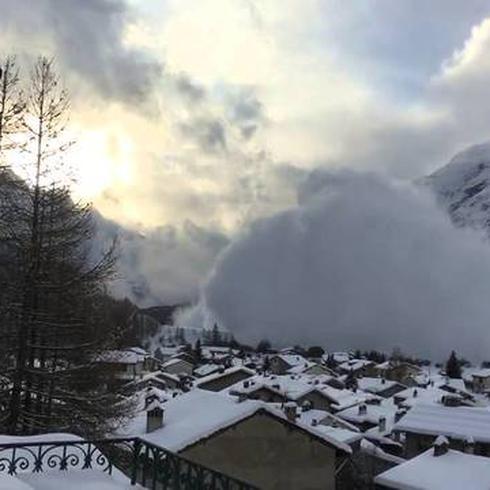 Impresionante avalancha de nieve en los Alpes franceses