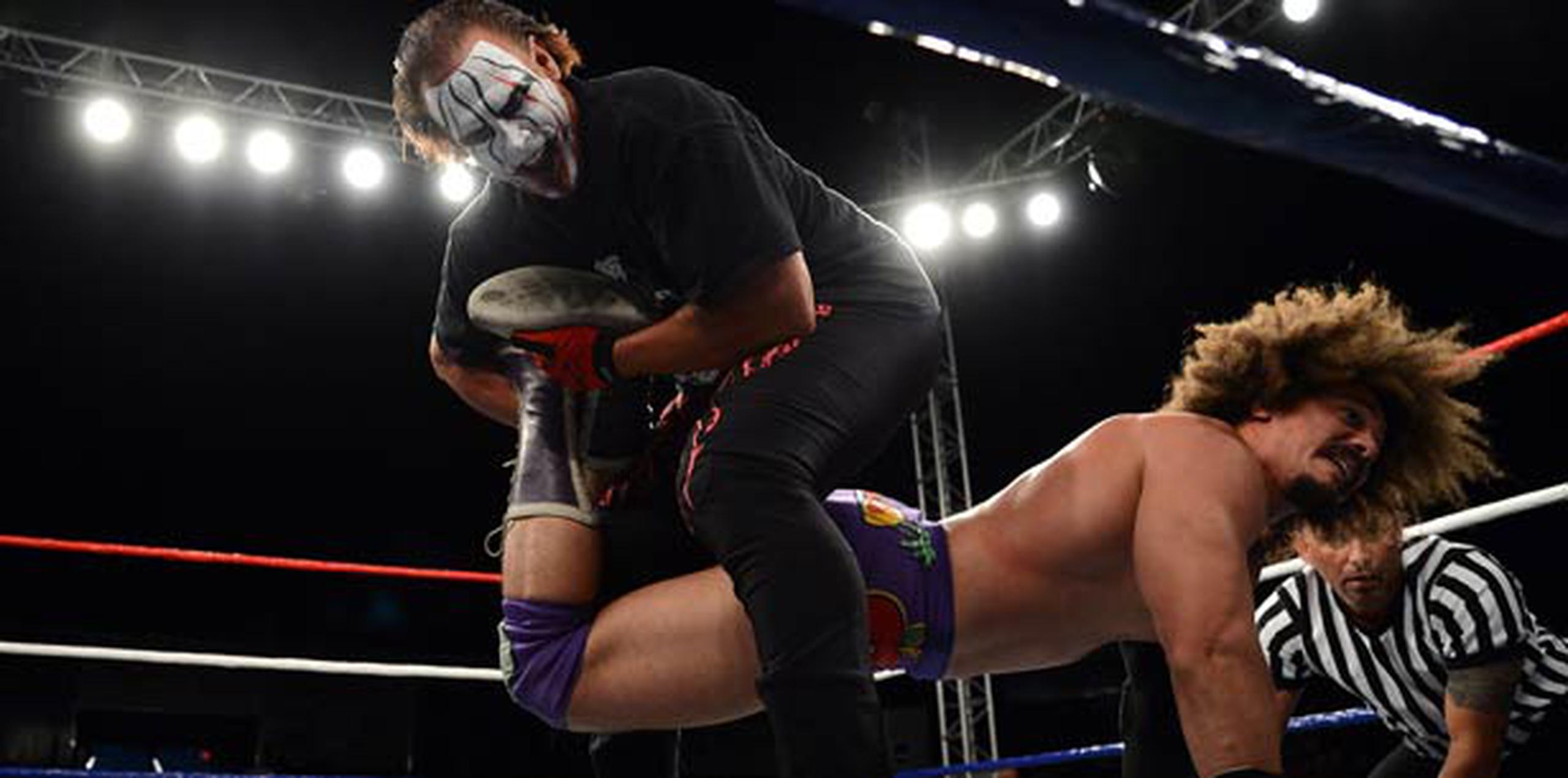 Sting, aplicando una llave a Carlito en su lucha en el 2013, podría ser parte de la cartelera del próximo Wrestlemania en el 2015. (Archivo / andre.kang@gfrmedia.com)