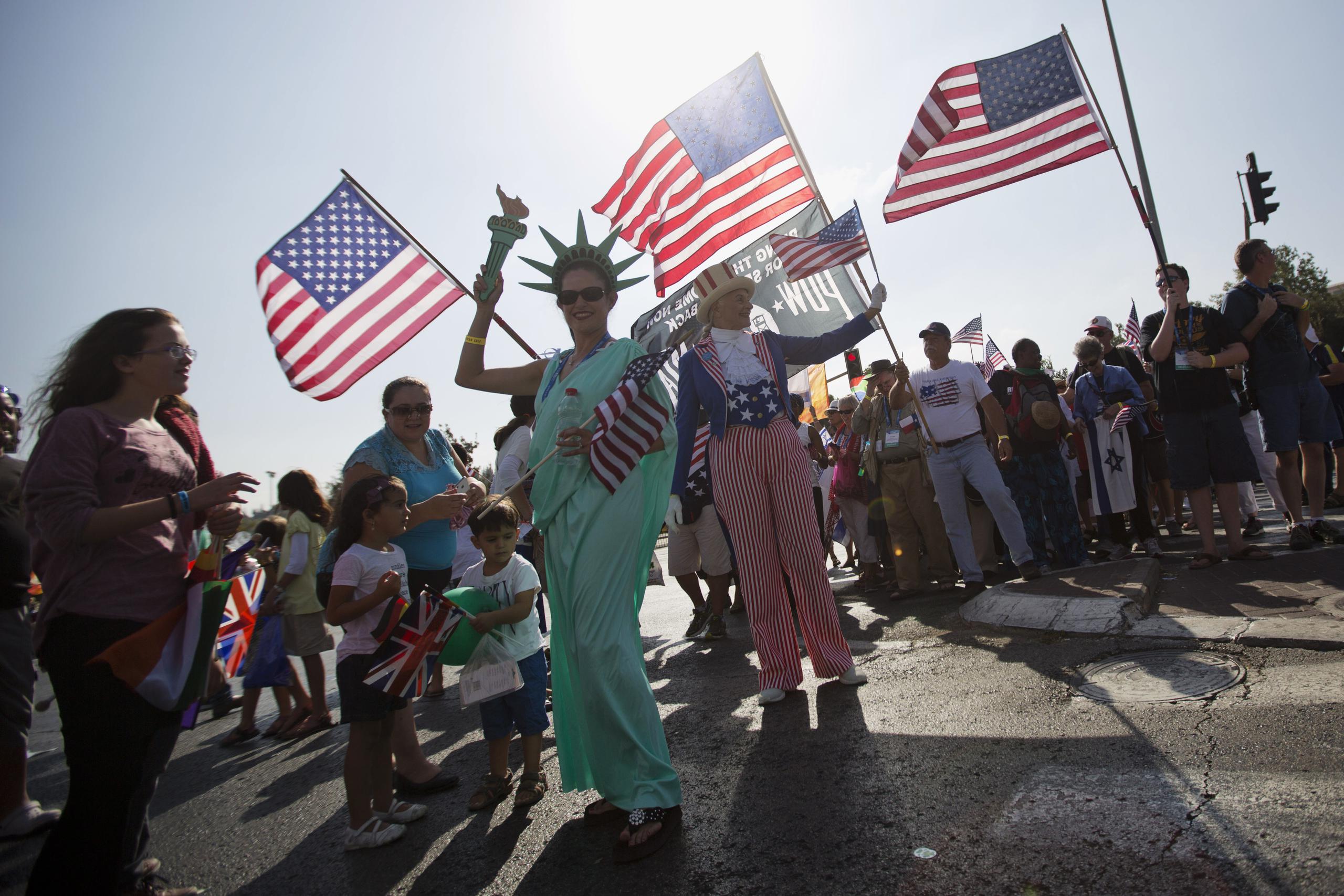 Cristianos evangélicos de varios países ondean banderas estadounidenses en Jerusalén