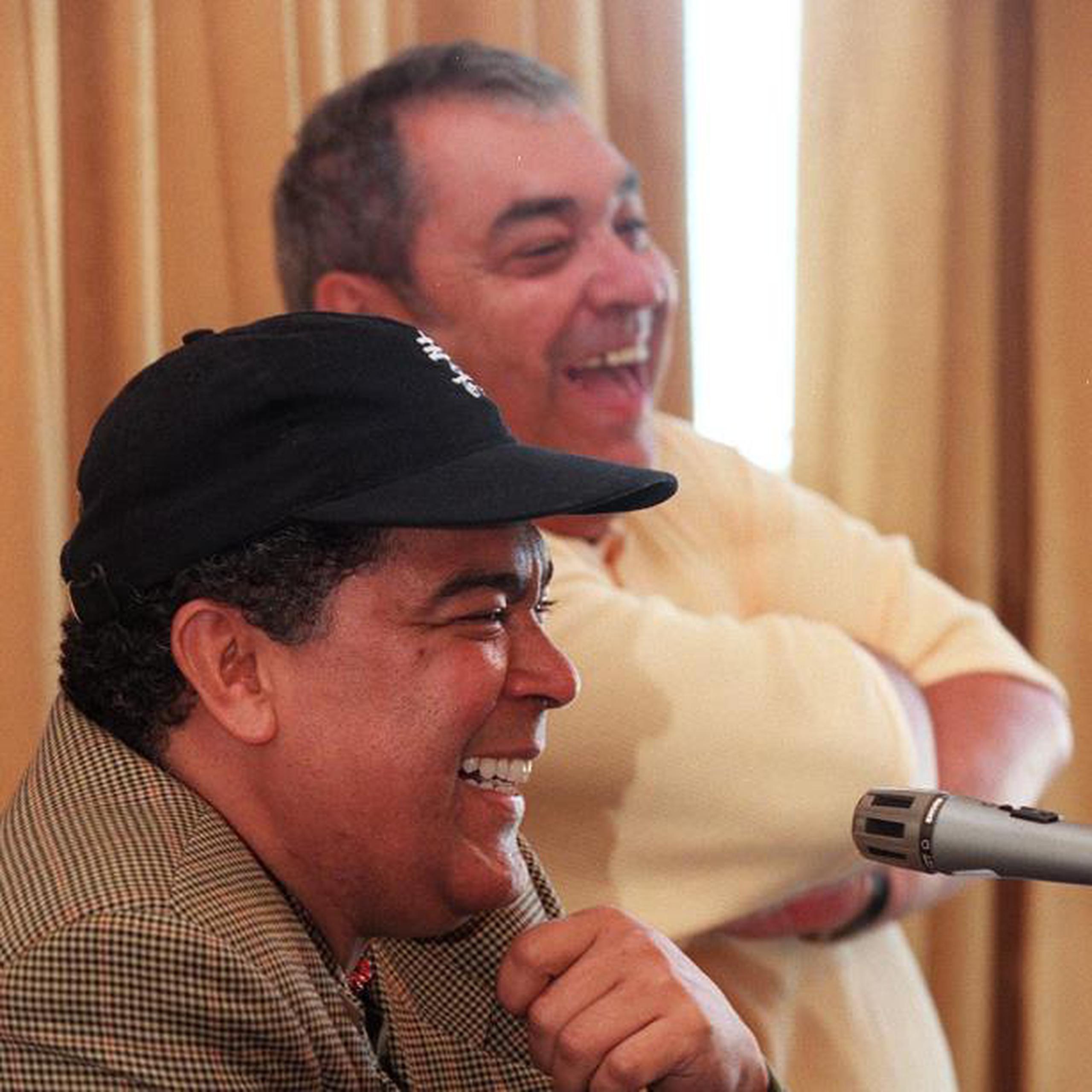 Danny Rivera y Alberto Cortez durante una conferencia de prensa en el Hotel Marriott, en San Juan, el 18 de julio de 2000 sobre su concierto "Entre Amigos". (Archivo)