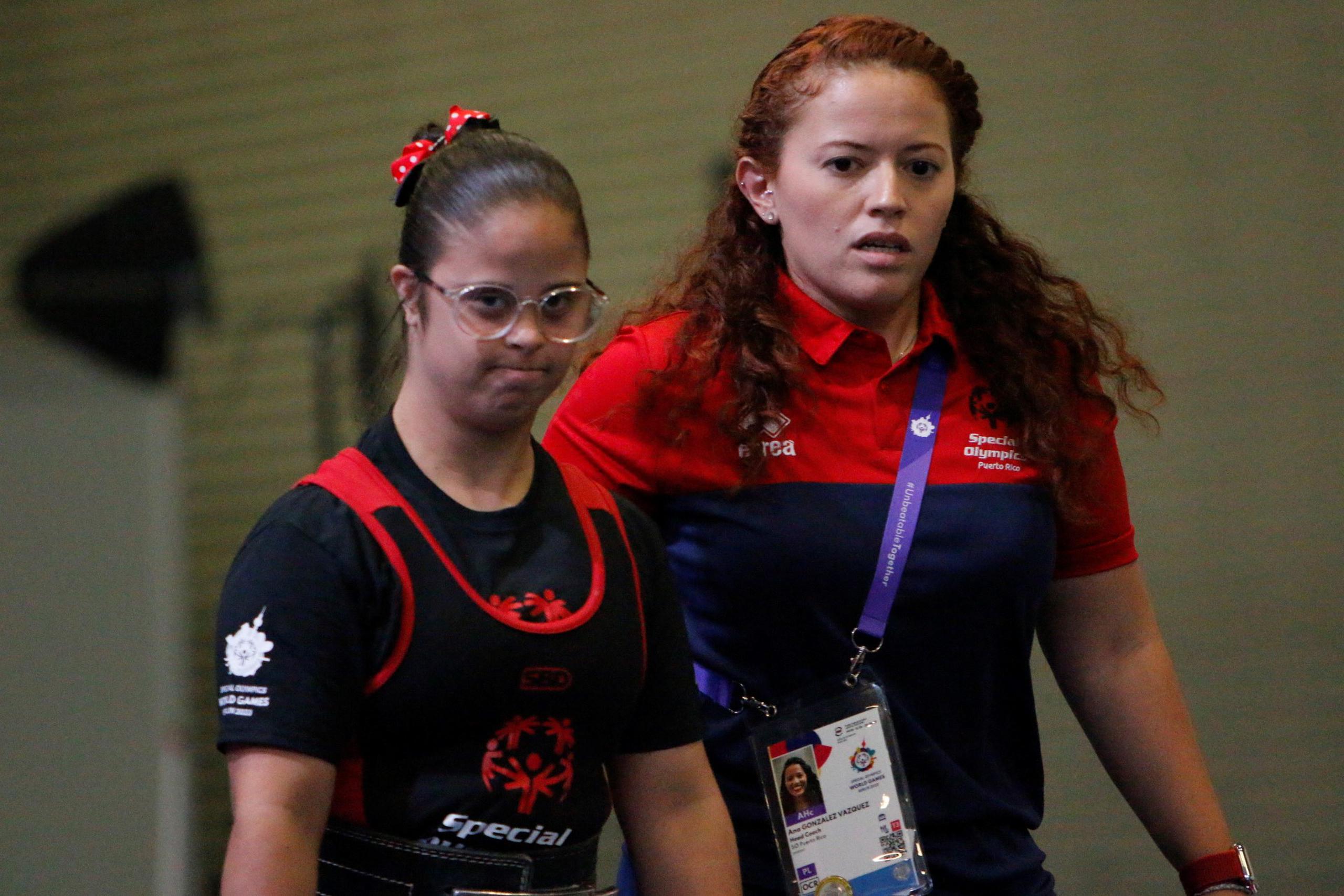 Joyce de Jesús, la fémina que compitió en el levantamiento de pesas en los Juegos Mundiales, fue acompañada a su competencia por su entrenadora Ana González.