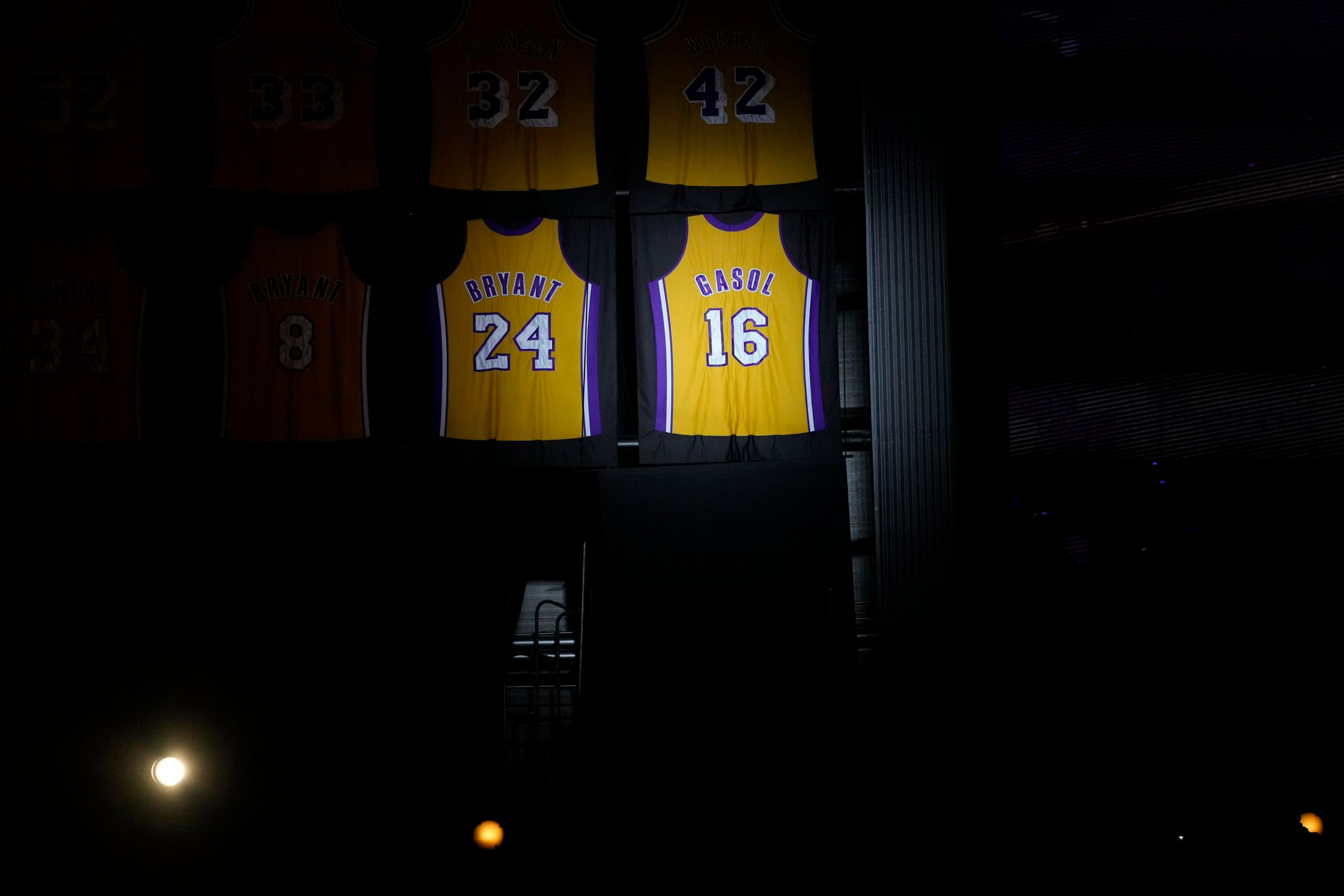 La camiseta retirada del exjugador de los Lakers de Los Ángeles Pau Gasol, colgada junto a la del fallecido Kobe Bryant, durante un juego de la NBA entre los Lakers y los Grizzlies de Memphis, dos de sus exequipos, el 7 de marzo de 2023, en Los Ángeles. (AP Foto/Jae C. Hong)