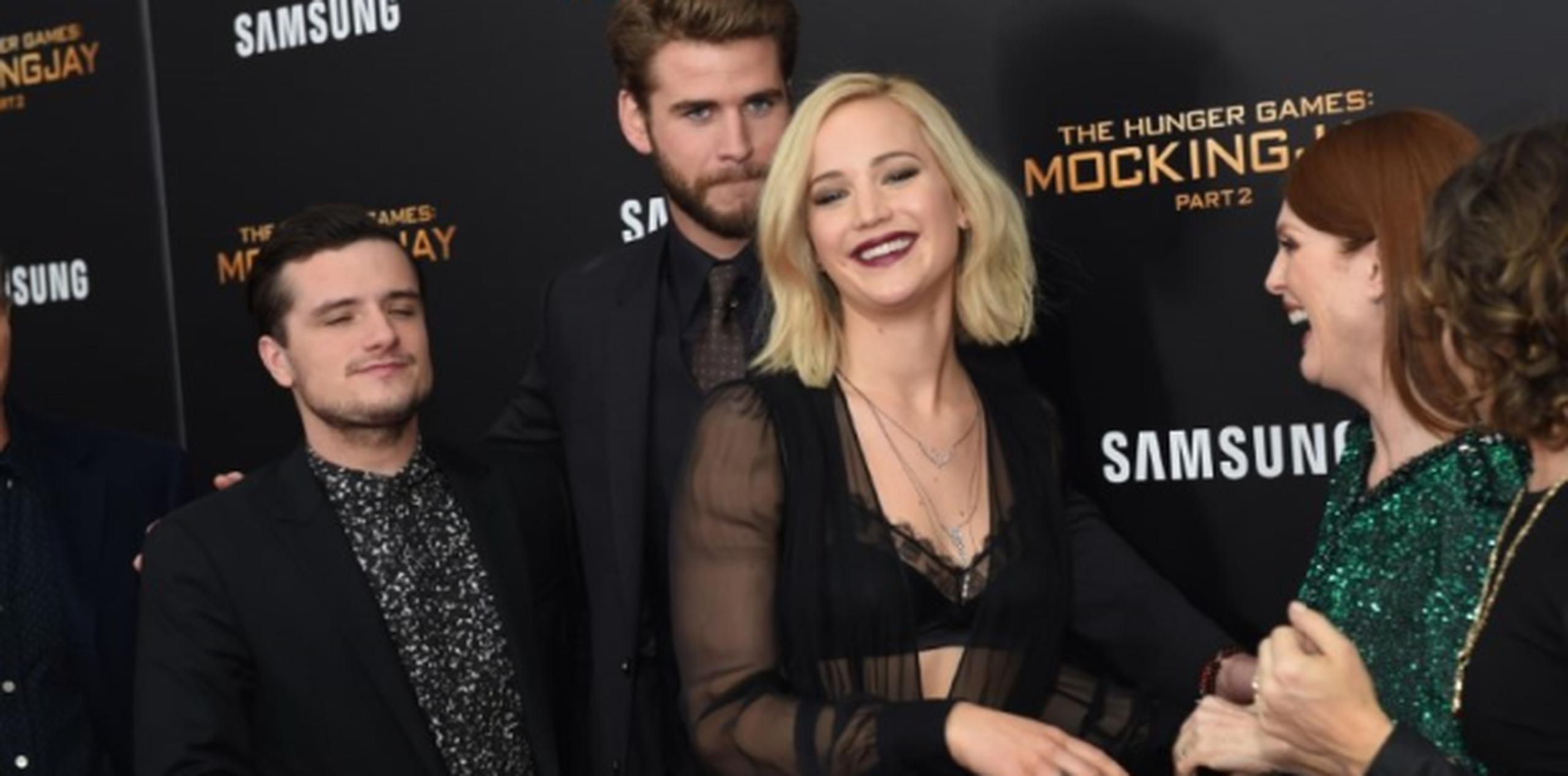 Jennifer Lawrence y Julianne Moore ríen acompañadas de Josh Hutcherson y Liam Hemsworth durante una presentación de la última entrega de The Hunger Games.(AP)