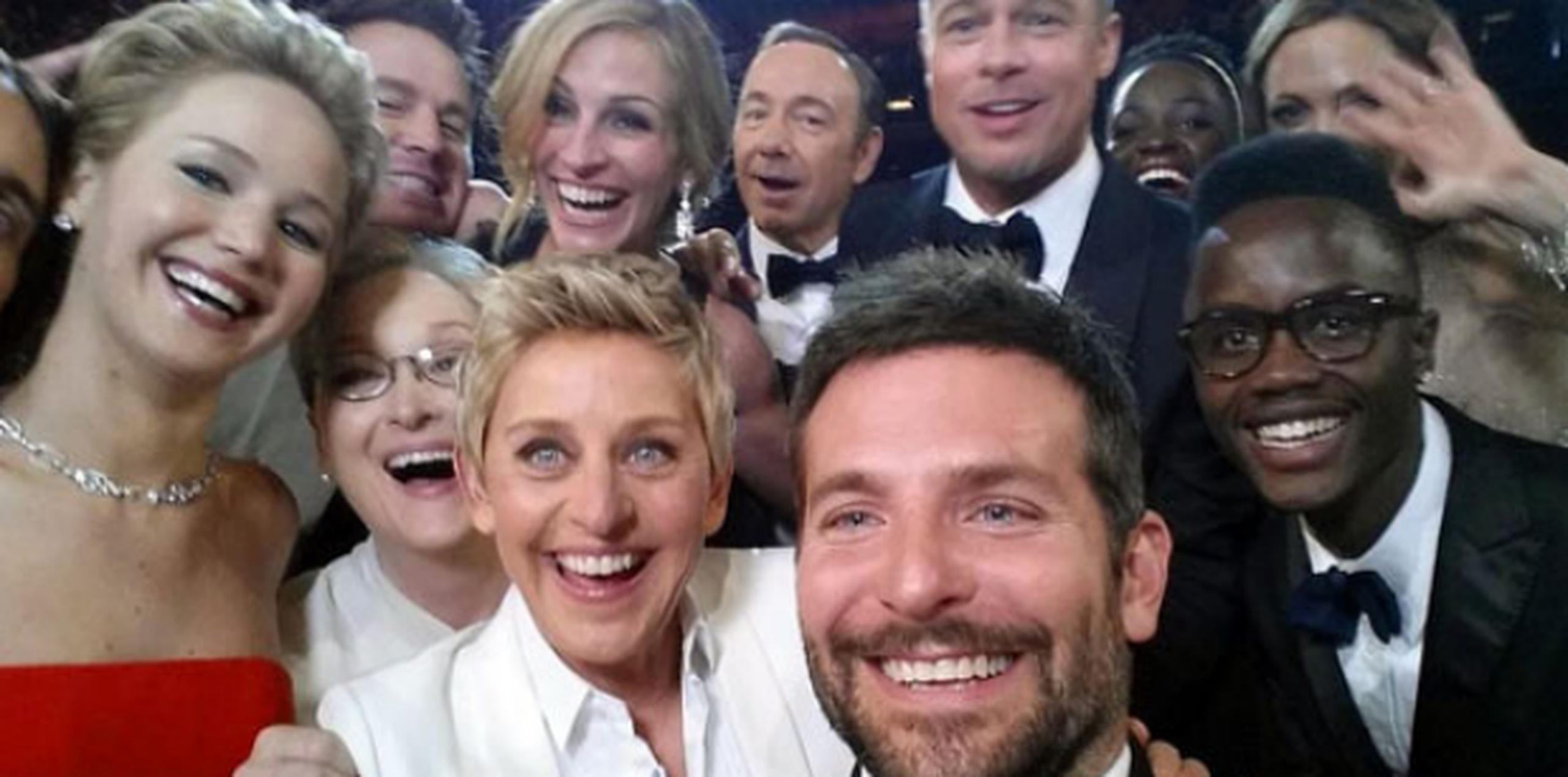 El selfie fue tomado durante la pasada ceremonia de los premios Oscar. (AP)
