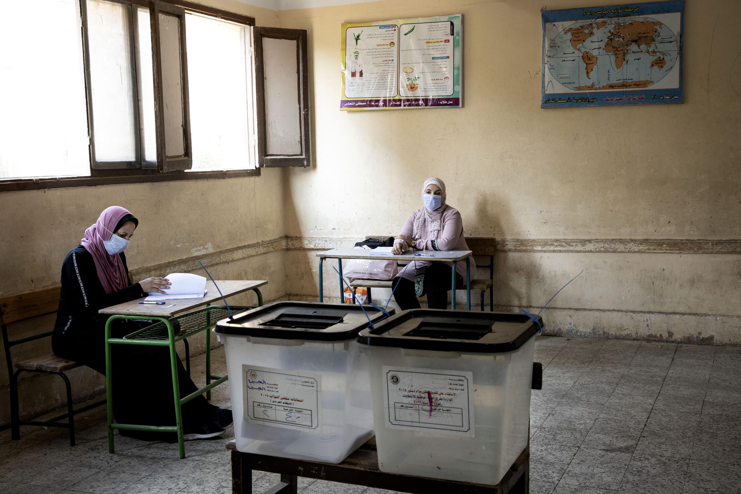 Funcionarias electorales esperan la llegada de votantes el martes 11 de agosto del 2020, el primer día de las elecciones para el Senado, en una casilla electoral, en El Cairo, Egipto