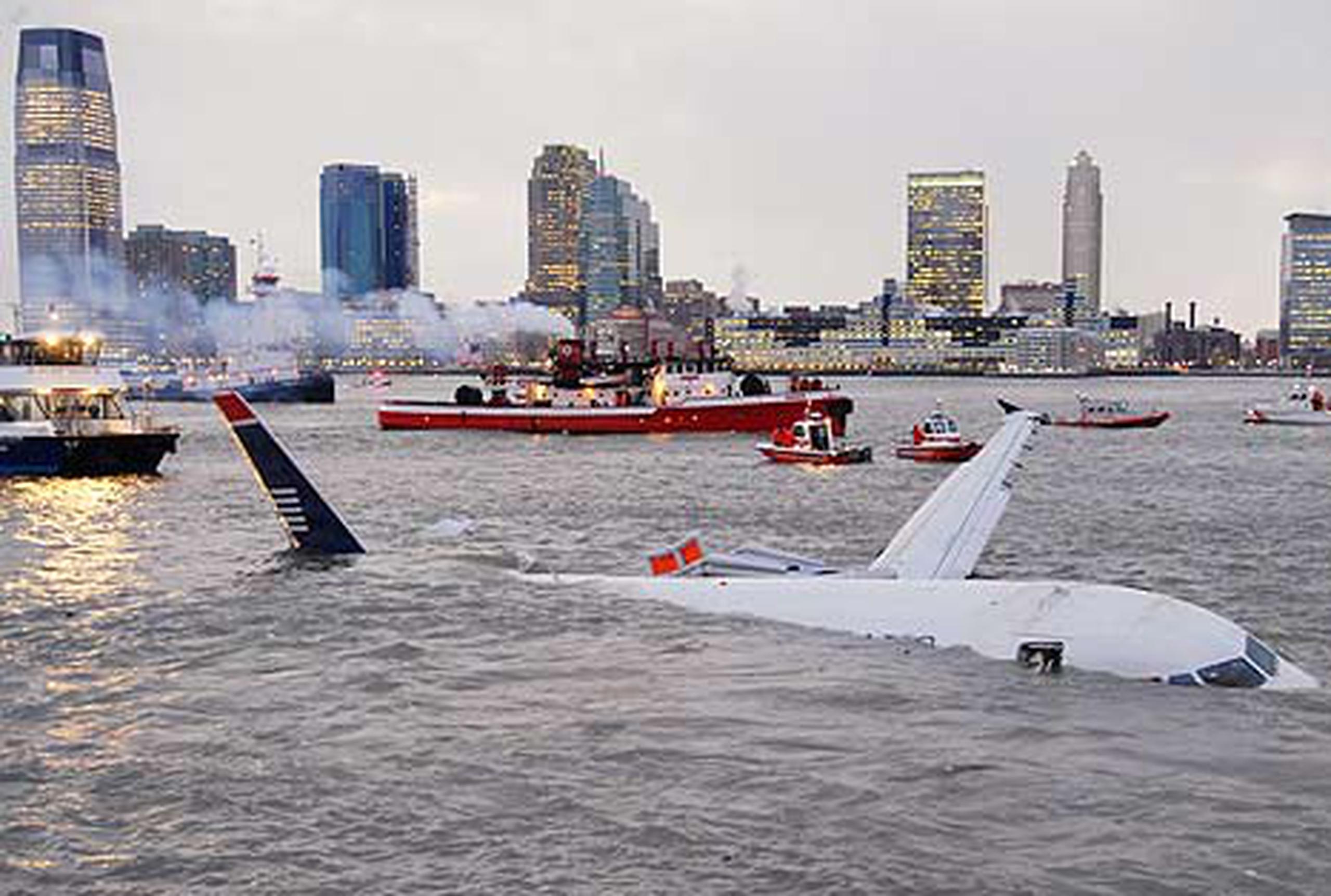 Imágenes de una cámara de seguridad muestran los momentos posteriores a que el avión cayera en el río Hudson. (AP/ Archivo / Edouard H. R. Gluck)