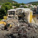 Cae la Casa Alcaldía de Guánica: impresiona su demolición