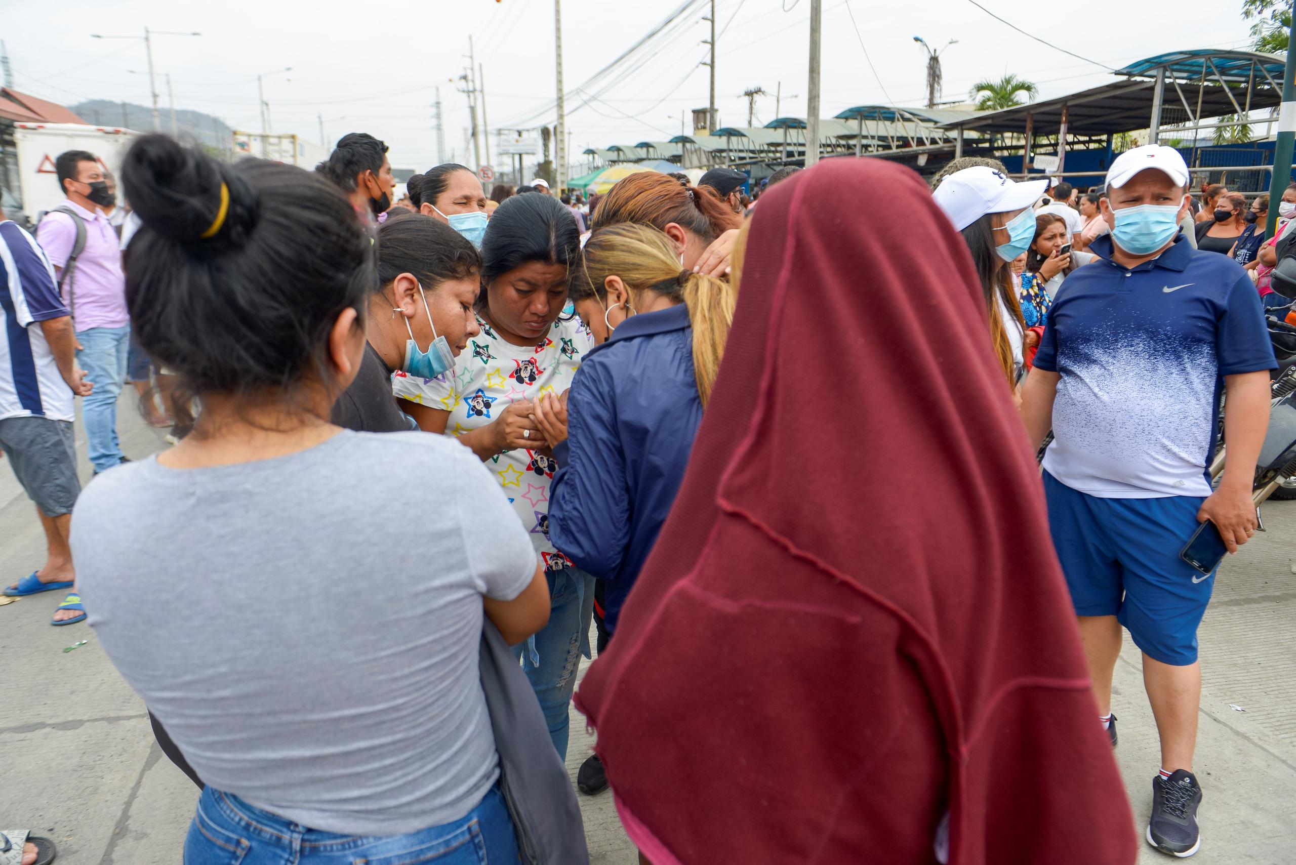 Familiares de presos esperan hoy información sobre sus seres queridos, en las afueras de la penitenciaría de Guayaquil.
