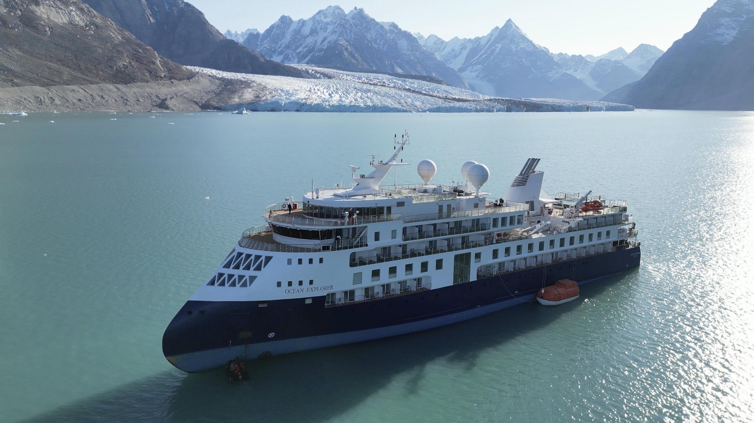 Una vista del Ocean Explorer, un crucero noruego con bandera de Bahamas con 206 pasajeros y tripulantes, que se quedó varado en el noroeste de Groenlandia, el 12 de septiembre de 2023. El buque fue liberado el jueves 14 de setiembre de 2023. (SIRIUS/Comando Ártico Conjunto via AP)