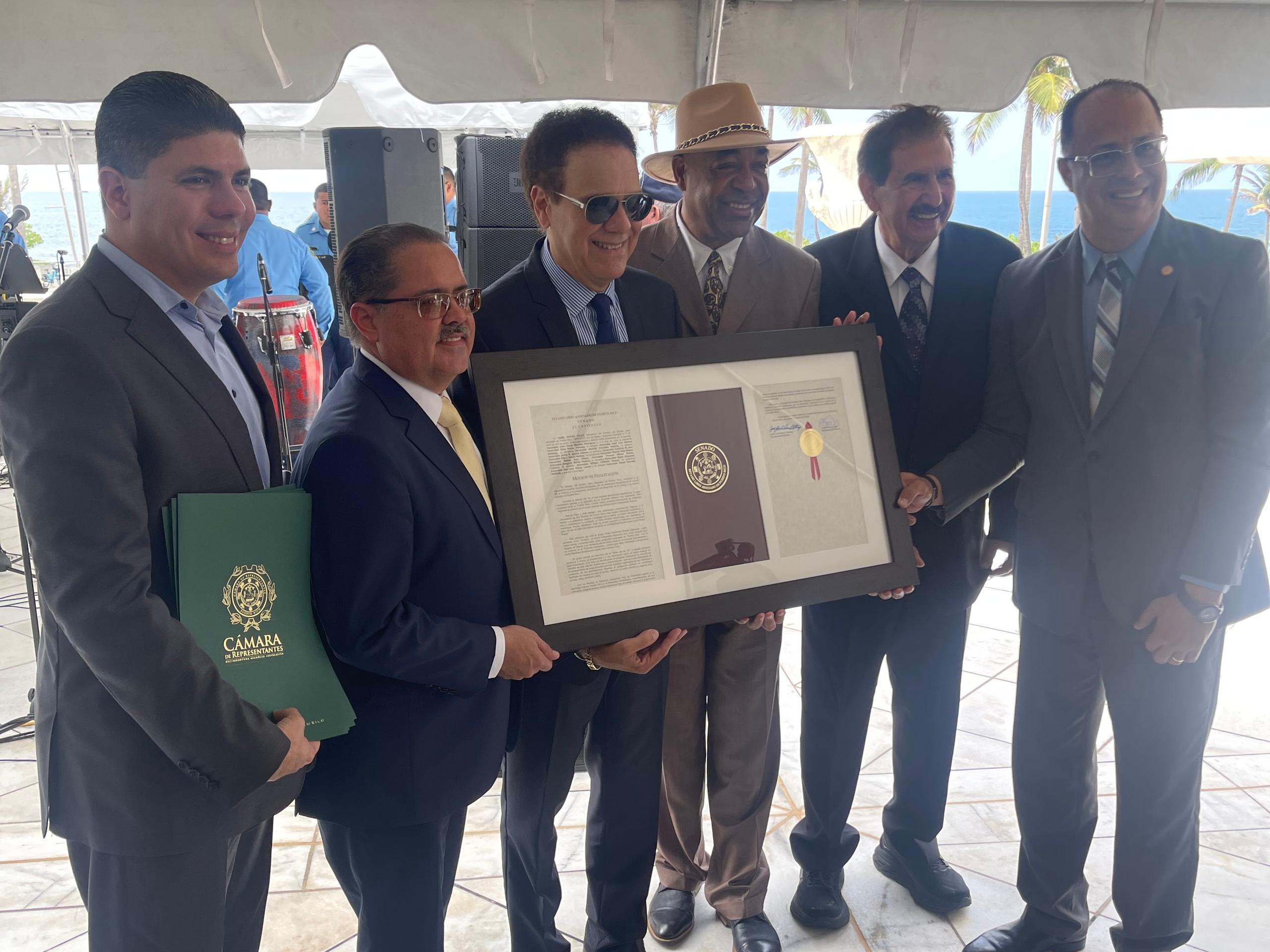 El presidente del Senado, José Luis Dalmau, junto al representante de la cámara Eddie Charbonier, otorgó un reconocimiento a esta famosa agrupación de merengue por sus 50 años de trayectoria.