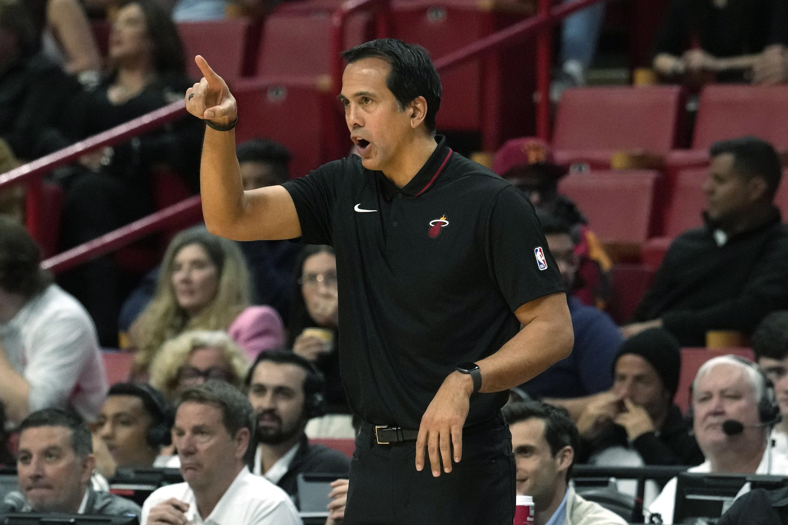 El dirigente del Heat de Miami, Erik Spoelstra, imparte instrucciones en un partido contra los Rockets de Houston.