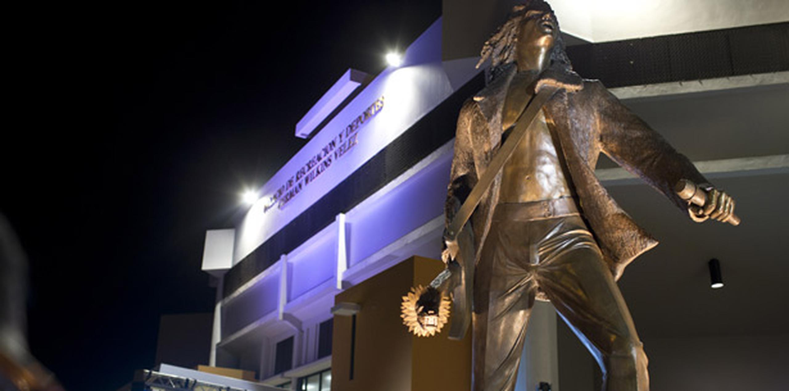 La escultura recrea la imagen del Wilkins de la década de 1990, con su melena rizada al viento, chaqueta, pantalones de pata ancha y su inseparable guitarra. (jorge.ramirez@gfrmedia.com)