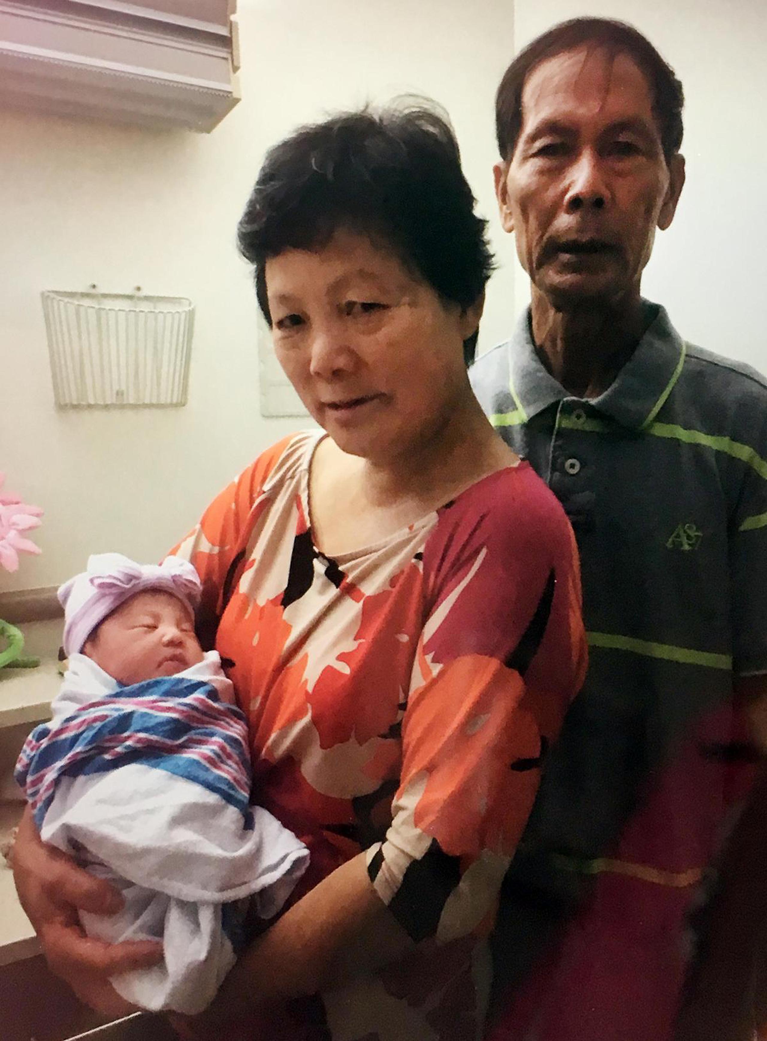 Xiu Yan y Wei Tang Liu, padres del oficial asesinado. (Xiu Yan Li vía NYDailyNews.com)