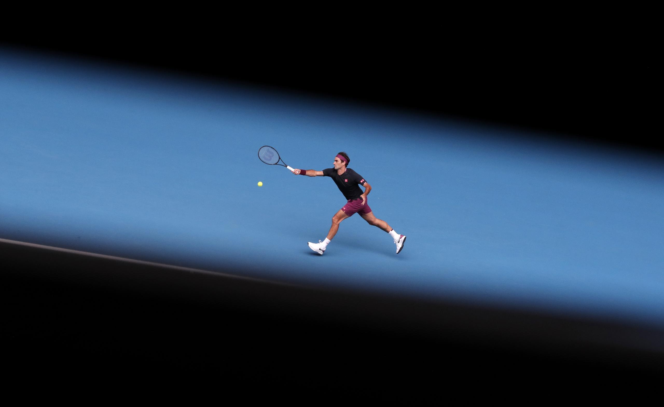 En esta imagen de archivo, el tenista suizo Roger Federer devuelve la pelota al estadounidense Steve Johnson durante su partido en primera ronda del Abierto de Australia, en Melbourne, Australia, el 20 de enero de 2020.