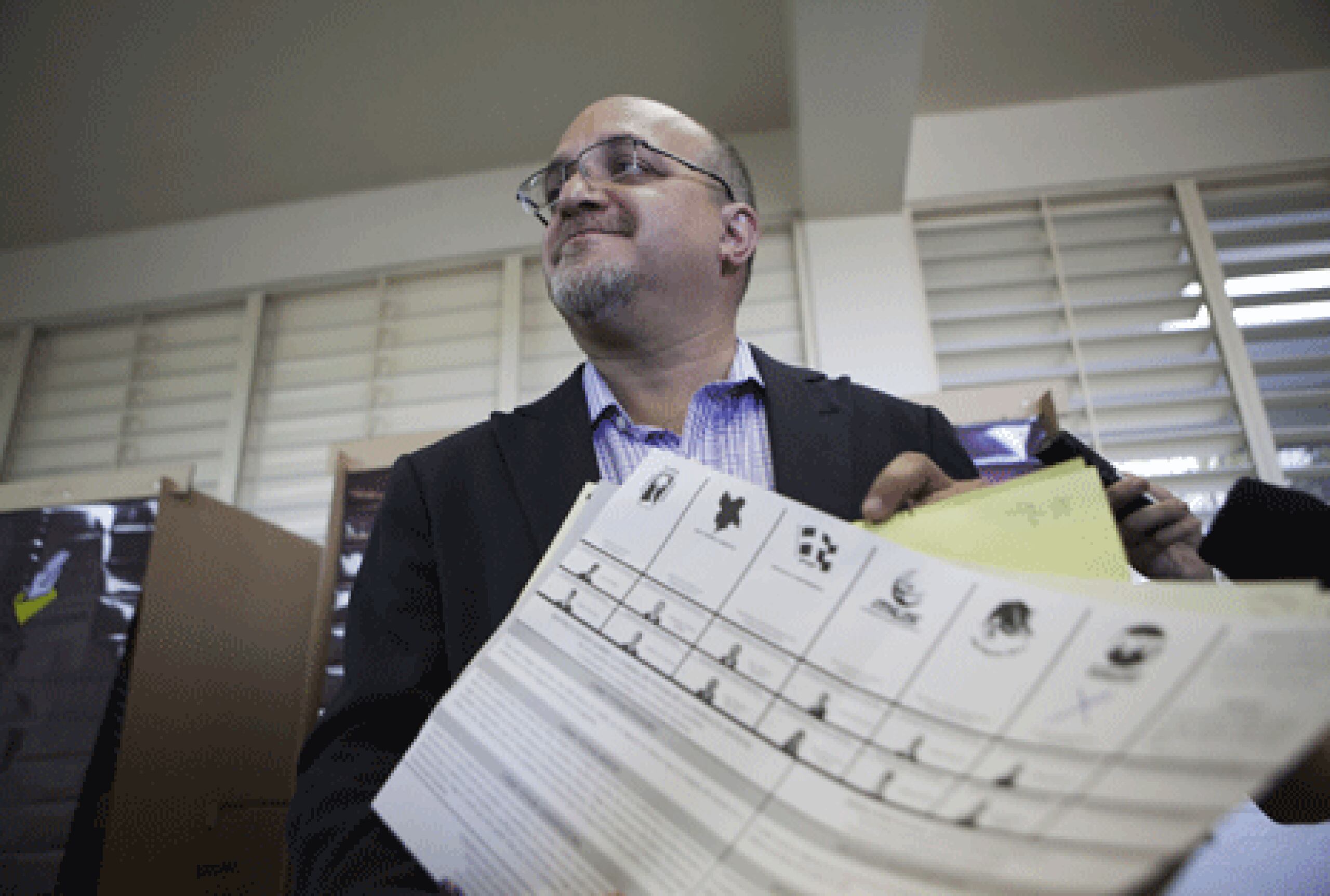 Rafael Bernabe mostró su voto íntegro por el PPT. (GFR/ Dennis M. Rivera Pichardo)