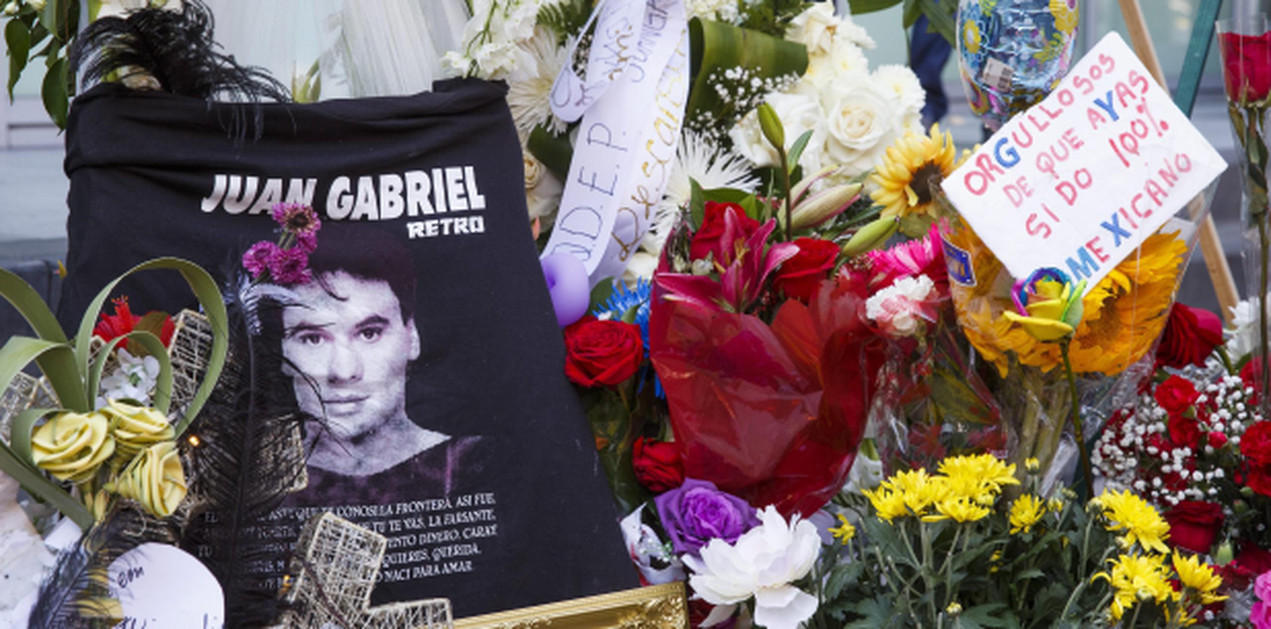 Aficionados rinden tributo al fallecido cantante mexicano en el lugar donde se encuentra la estrella del artista en el Paseo de la Fama en Hollywood. (Agencia EFE)