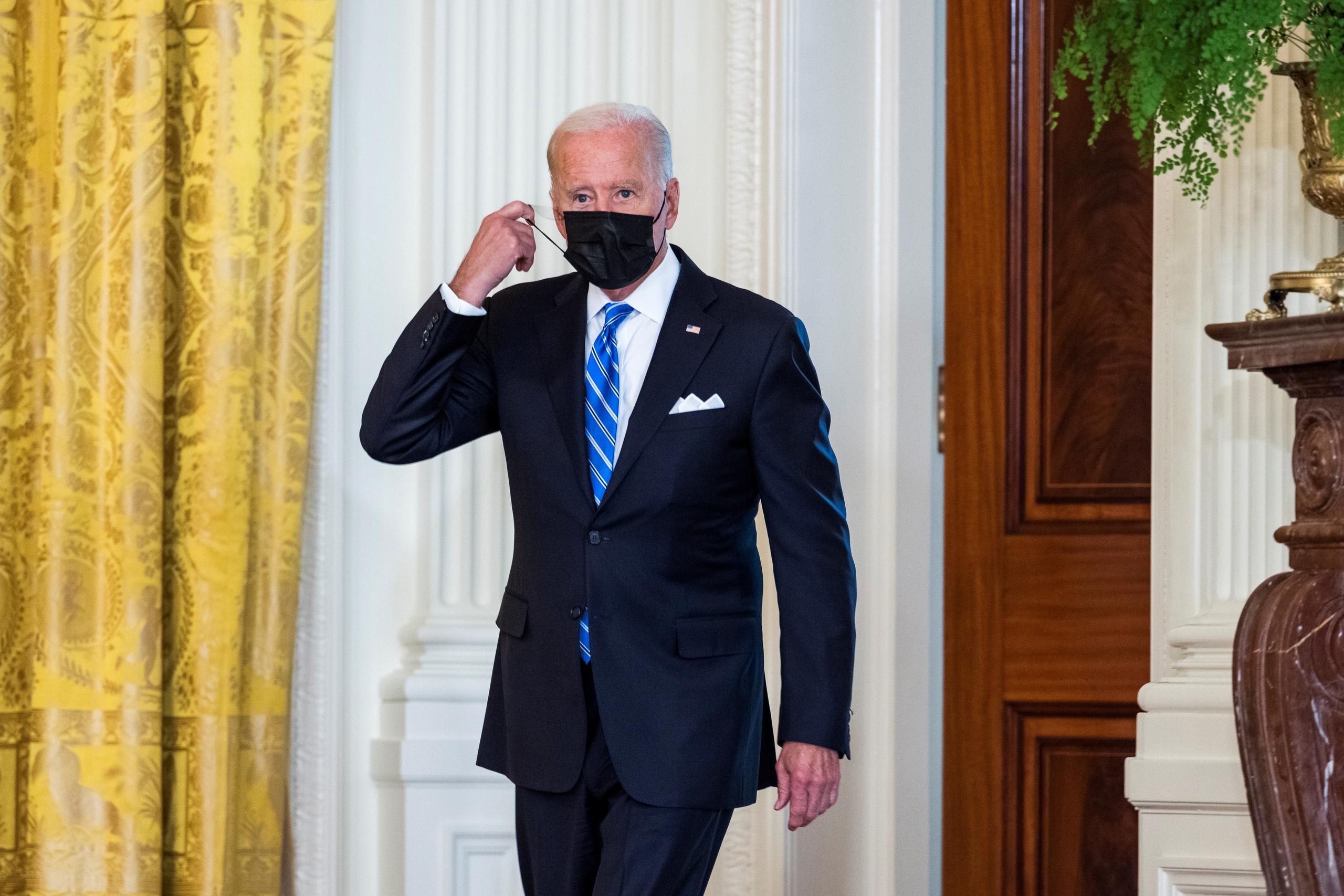 El presidente de los Estados Unidos, Joe Biden, se prepara para hablar en el East Room en la Casa Blanca en Washington. EFE/EPA/Jim Lo Scalzo/Archivo
