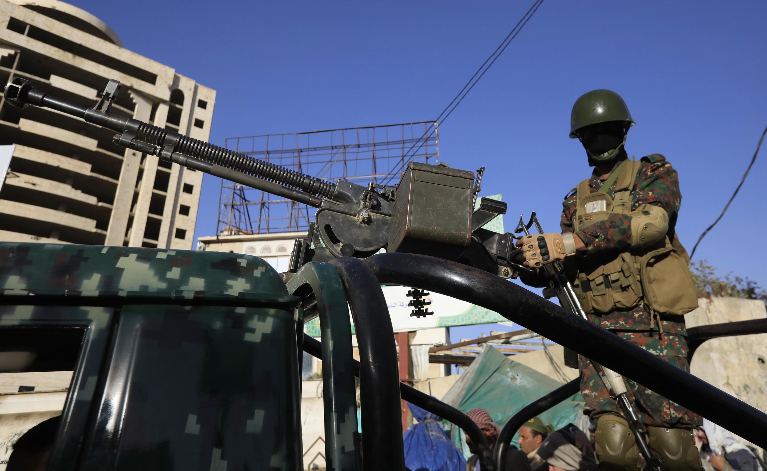 Un soldado hutí patrulla en un vehículo con una ametralladora en Saná.