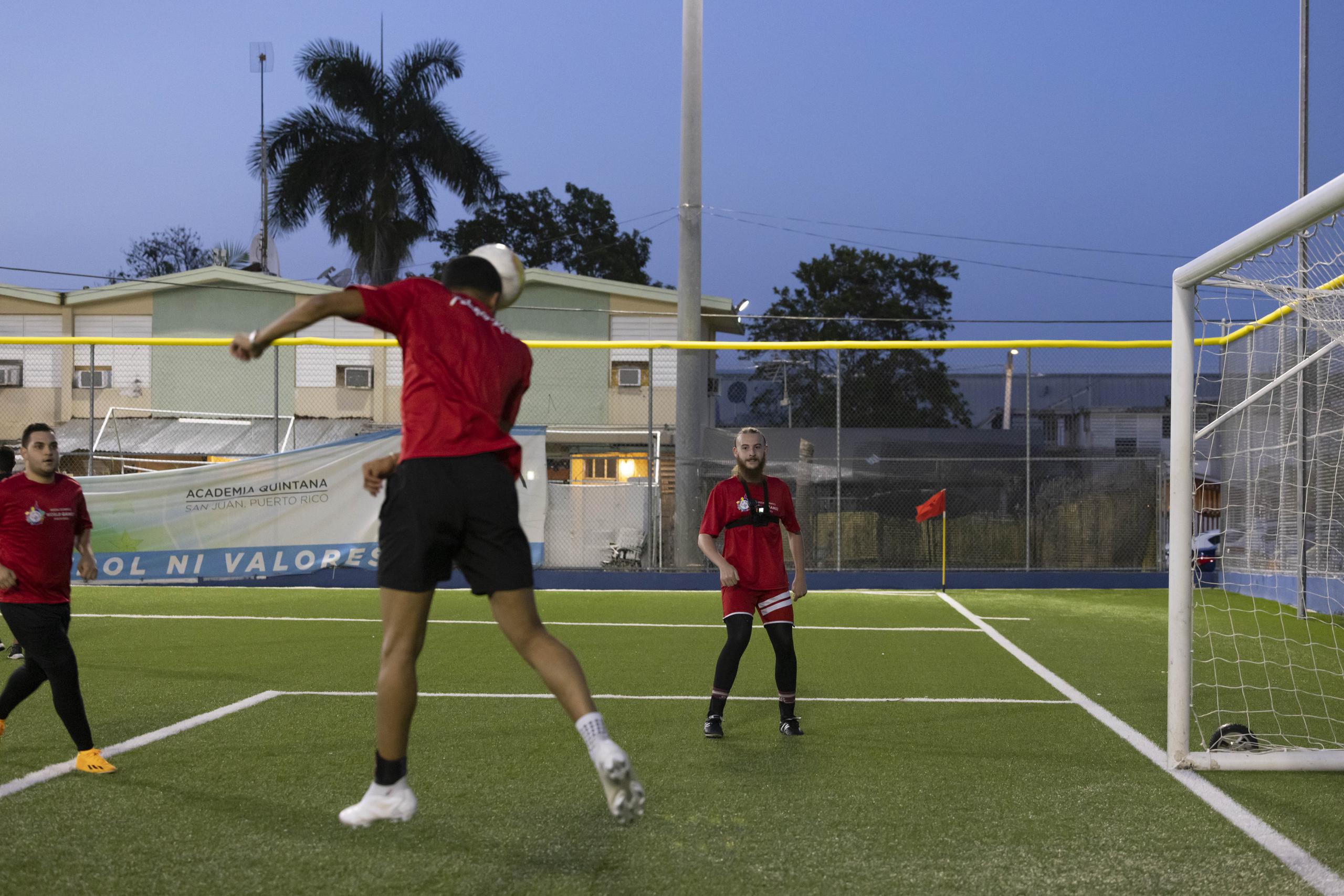 La selección de futsal de Special Olympics Puerto Rico practicó en el parque aledaño al residencial Quintana.